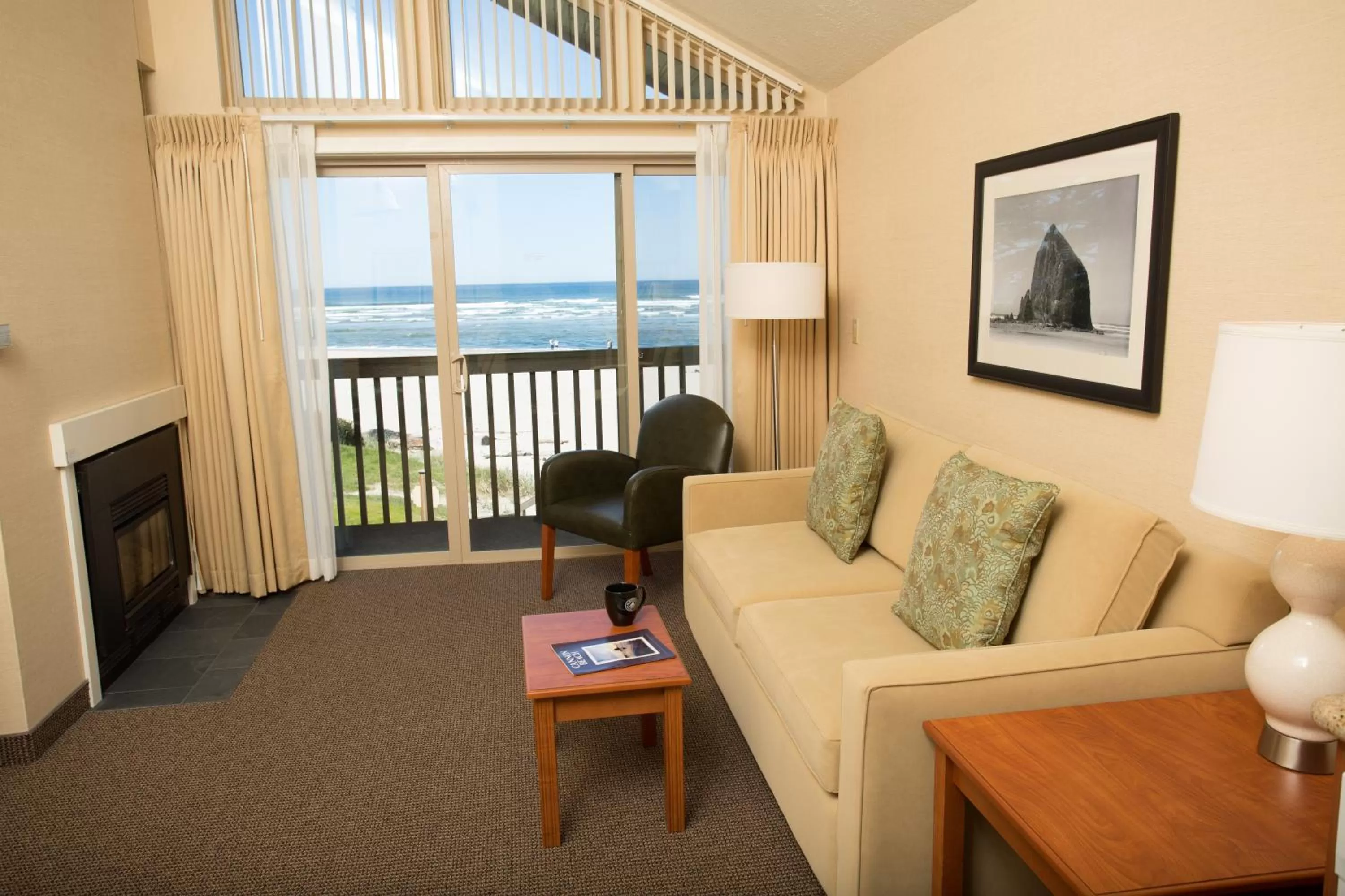 Living room, Seating Area in Schooner's Cove Inn