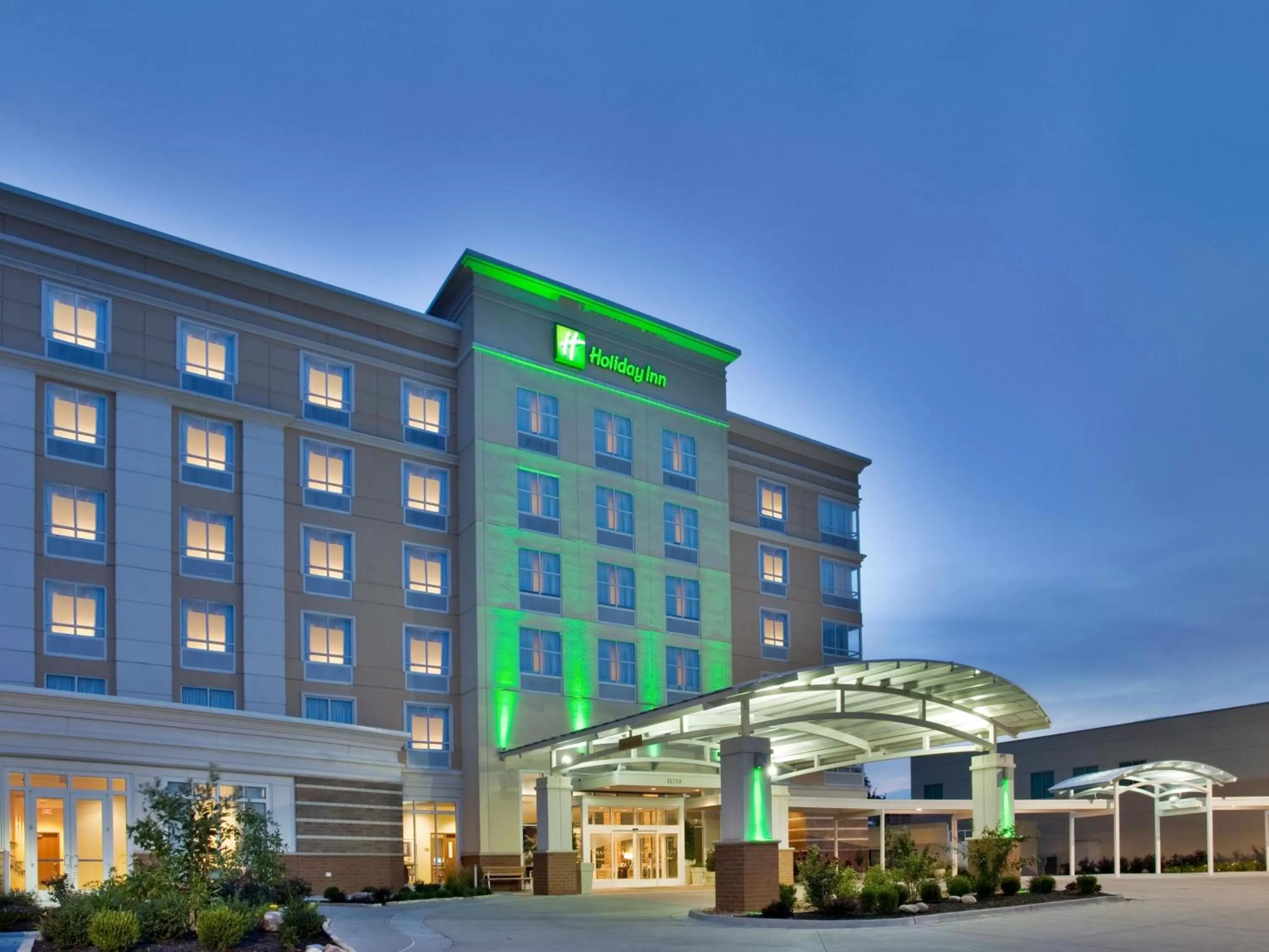 Property building in Holiday Inn Kansas City Airport by IHG