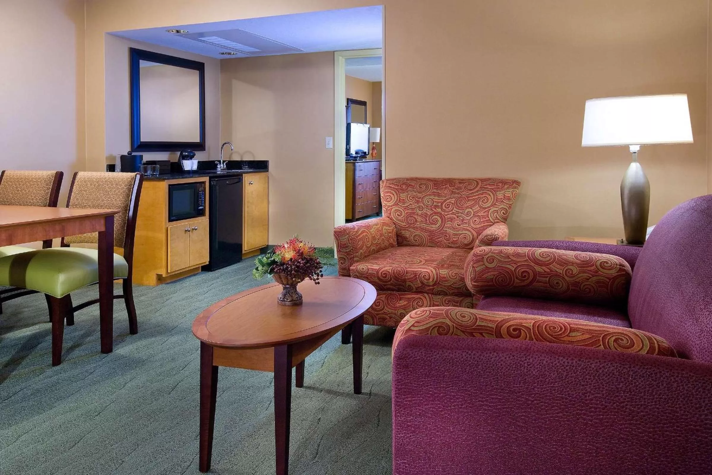 Living room in Embassy Suites by Hilton Kansas City International Airport