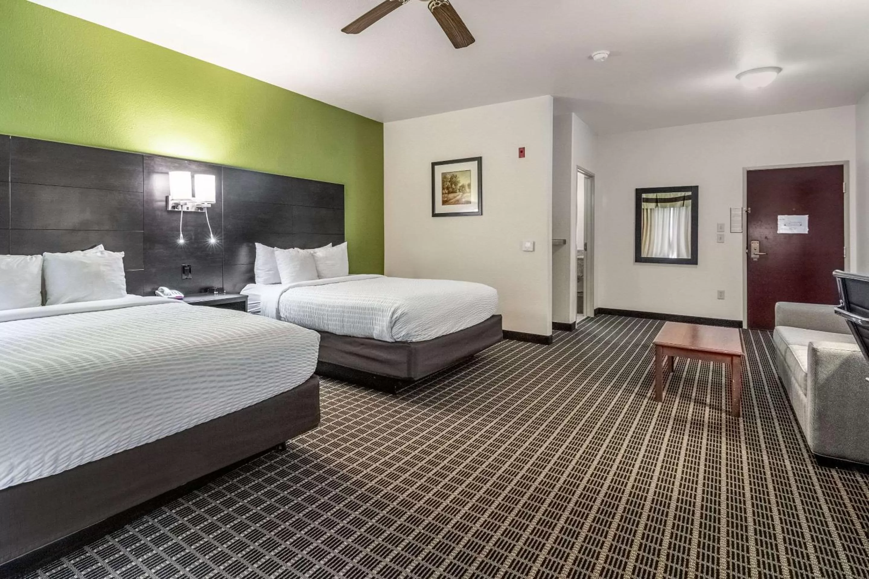 Photo of the whole room, Bed in Clarion Inn & Suites Weatherford South