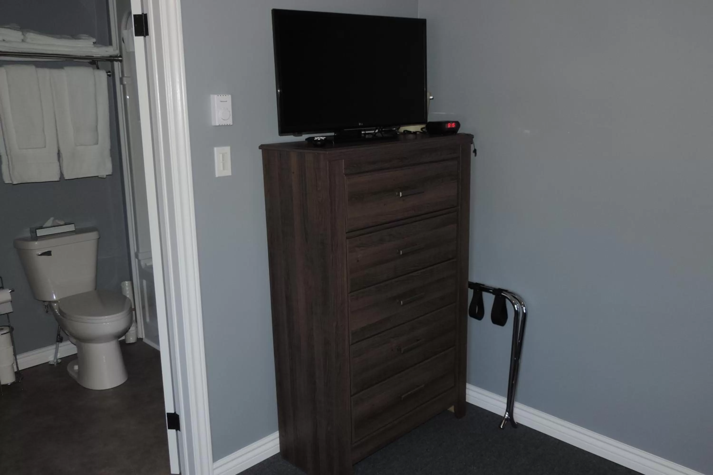 Bathroom, TV/Entertainment Center in North 99 Motel