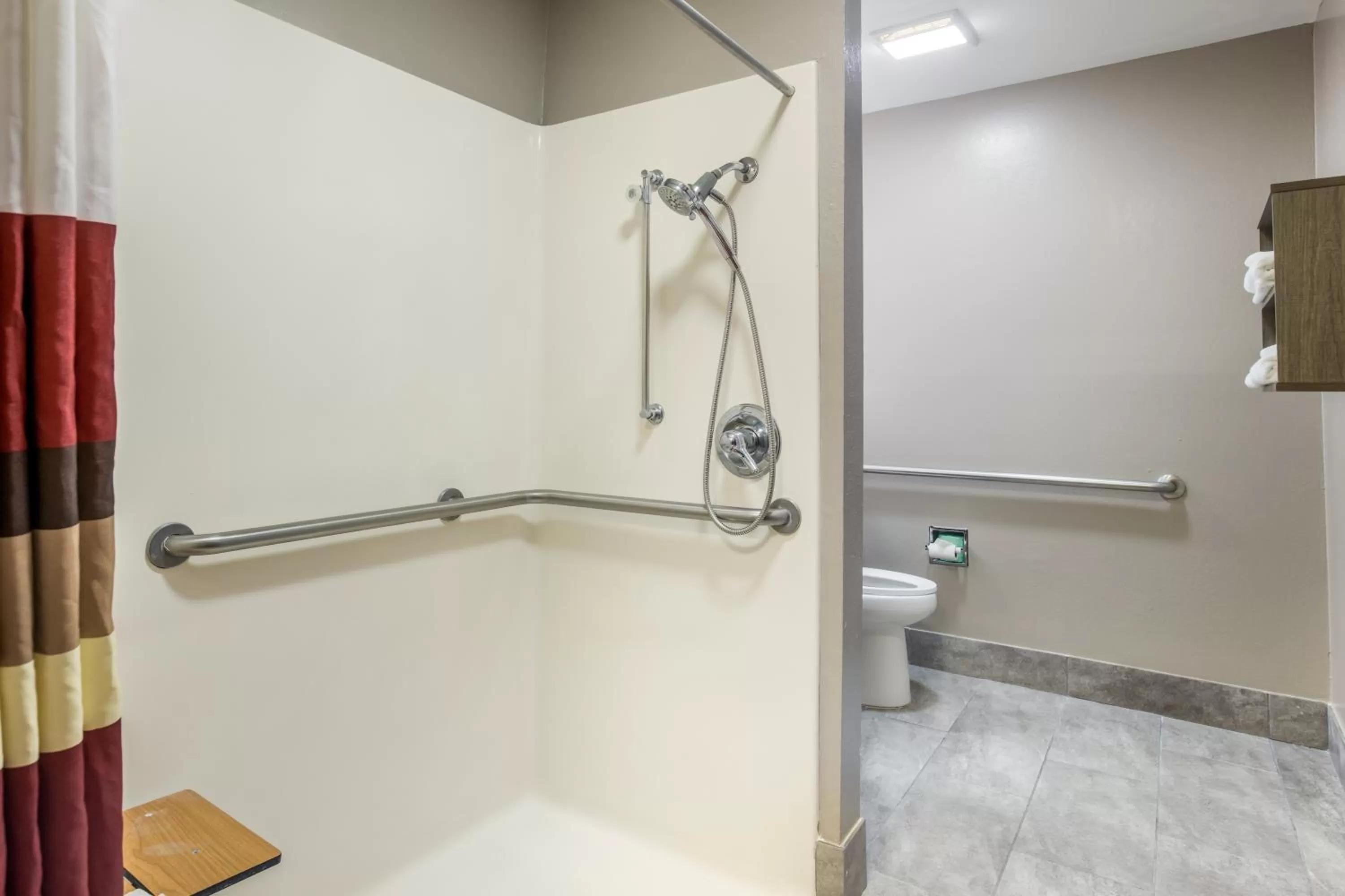 Bathroom in Red Roof Inn PLUS+ & Suites Savannah – I-95