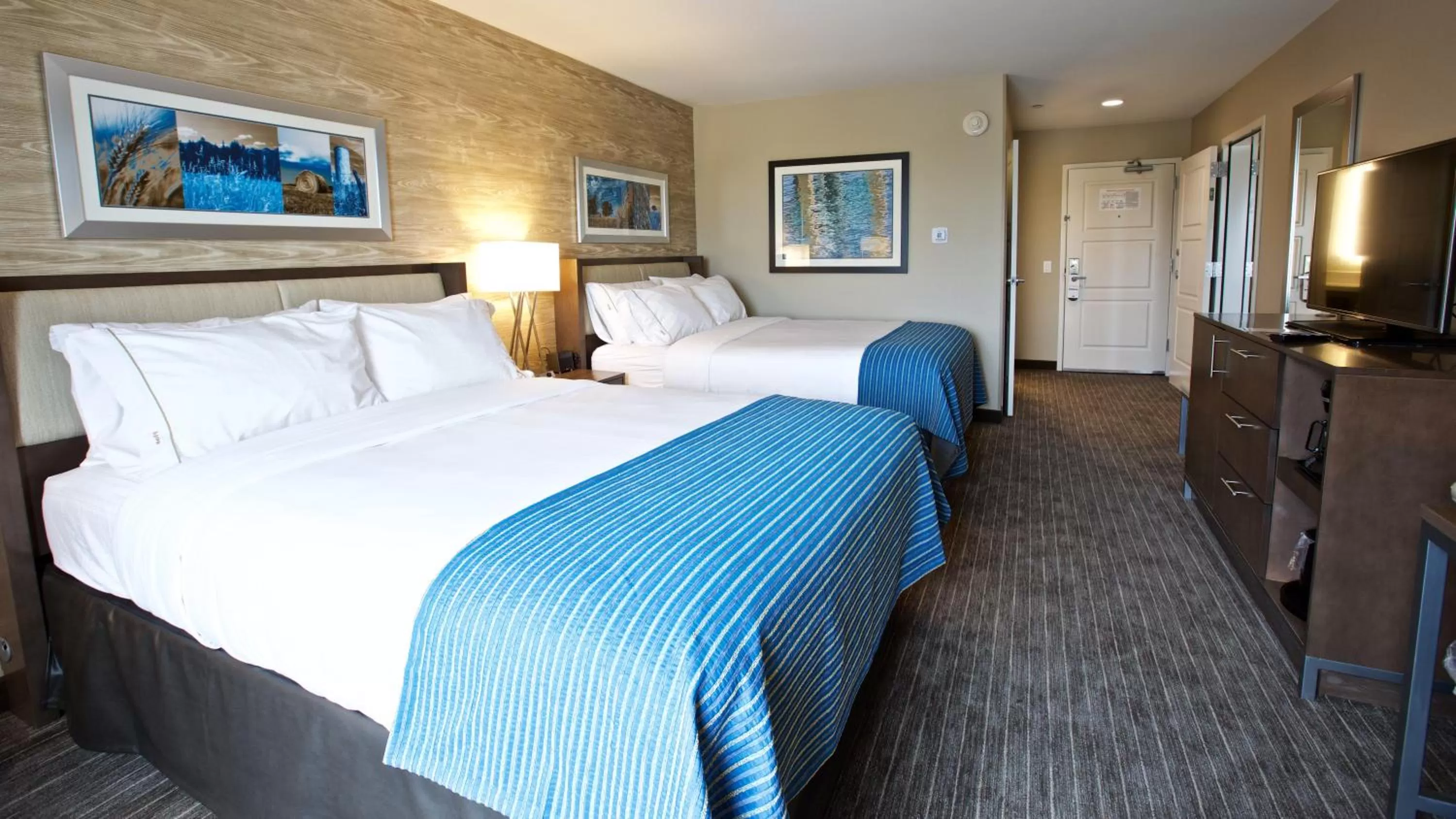 Photo of the whole room, Bed in Holiday Inn Express Fargo SW I94 Medical Center, an IHG Hotel