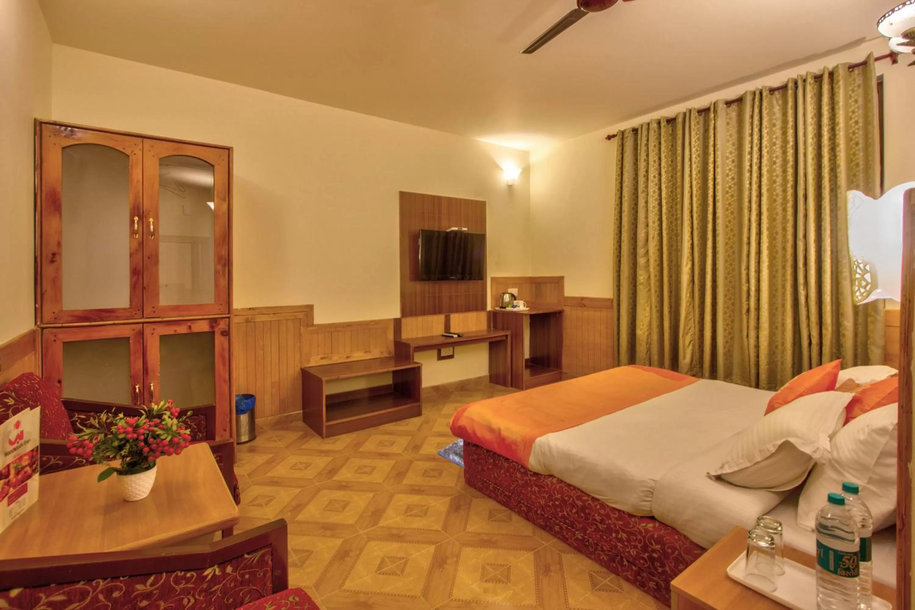 Photo of the whole room, Bed in Woodstock Inn Manali 800 Mtrs from Mall Road