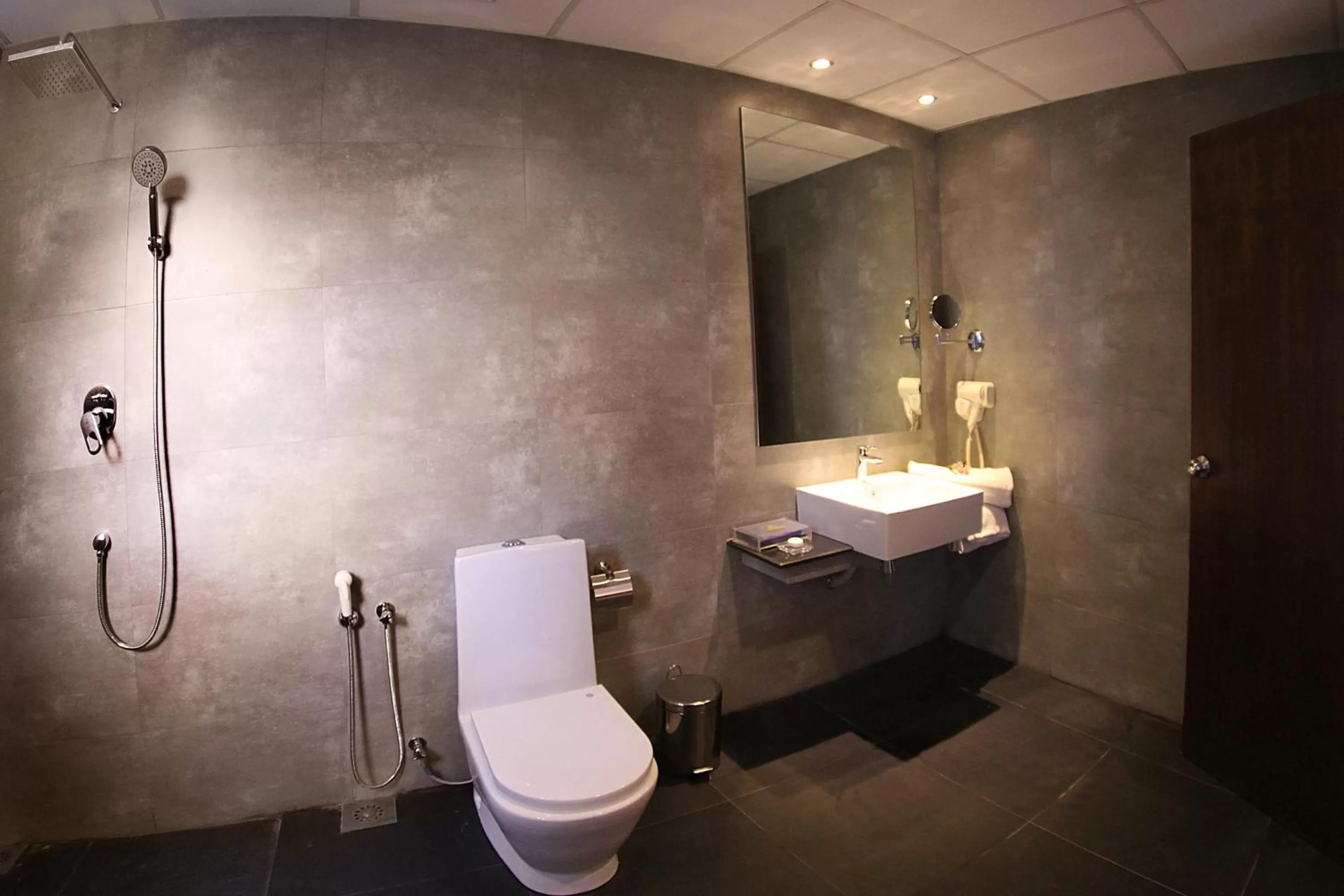 Shower in Best Western Elyon Colombo