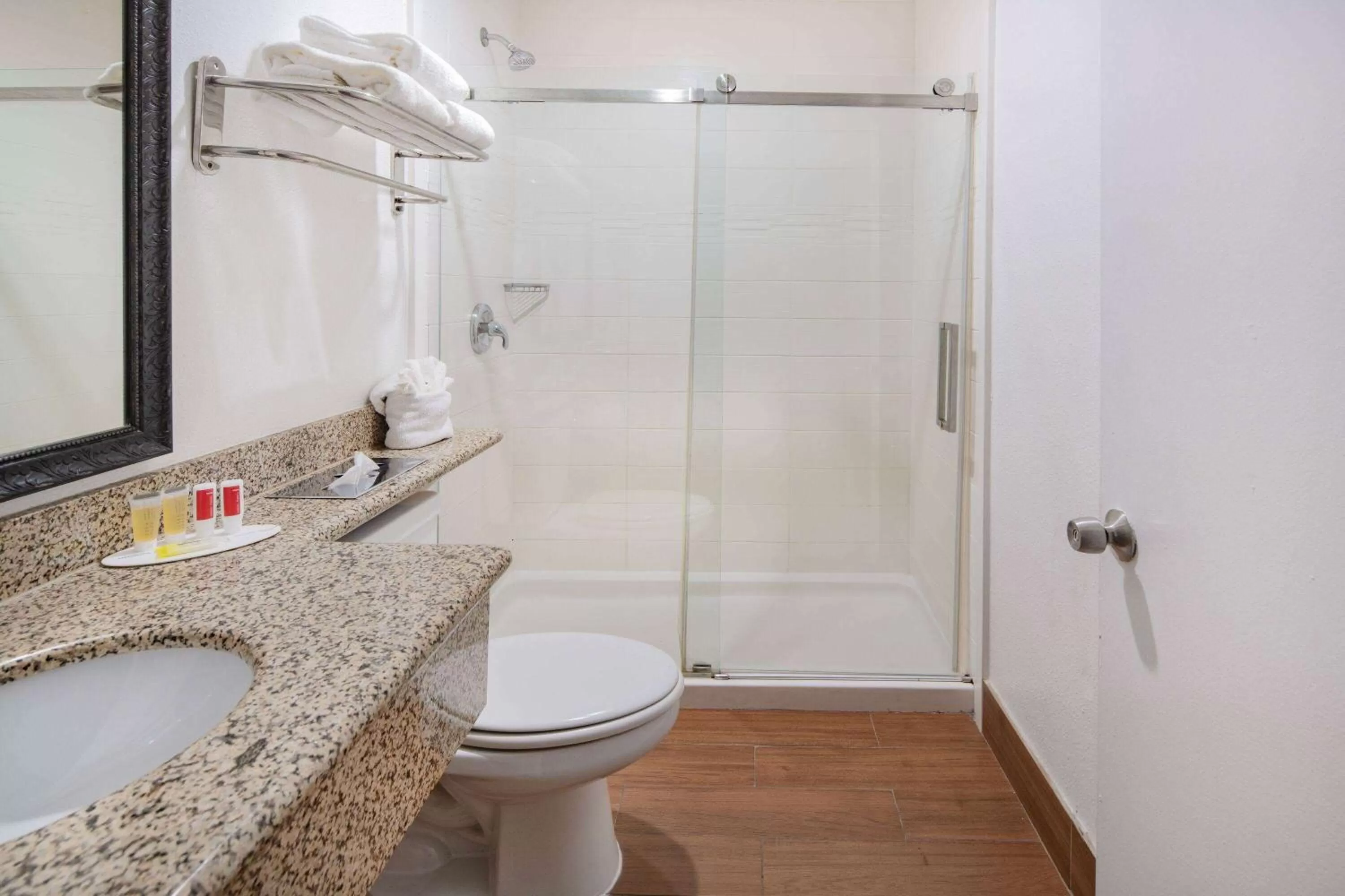 TV and multimedia in Super 8 by Wyndham San Diego Hotel Circle