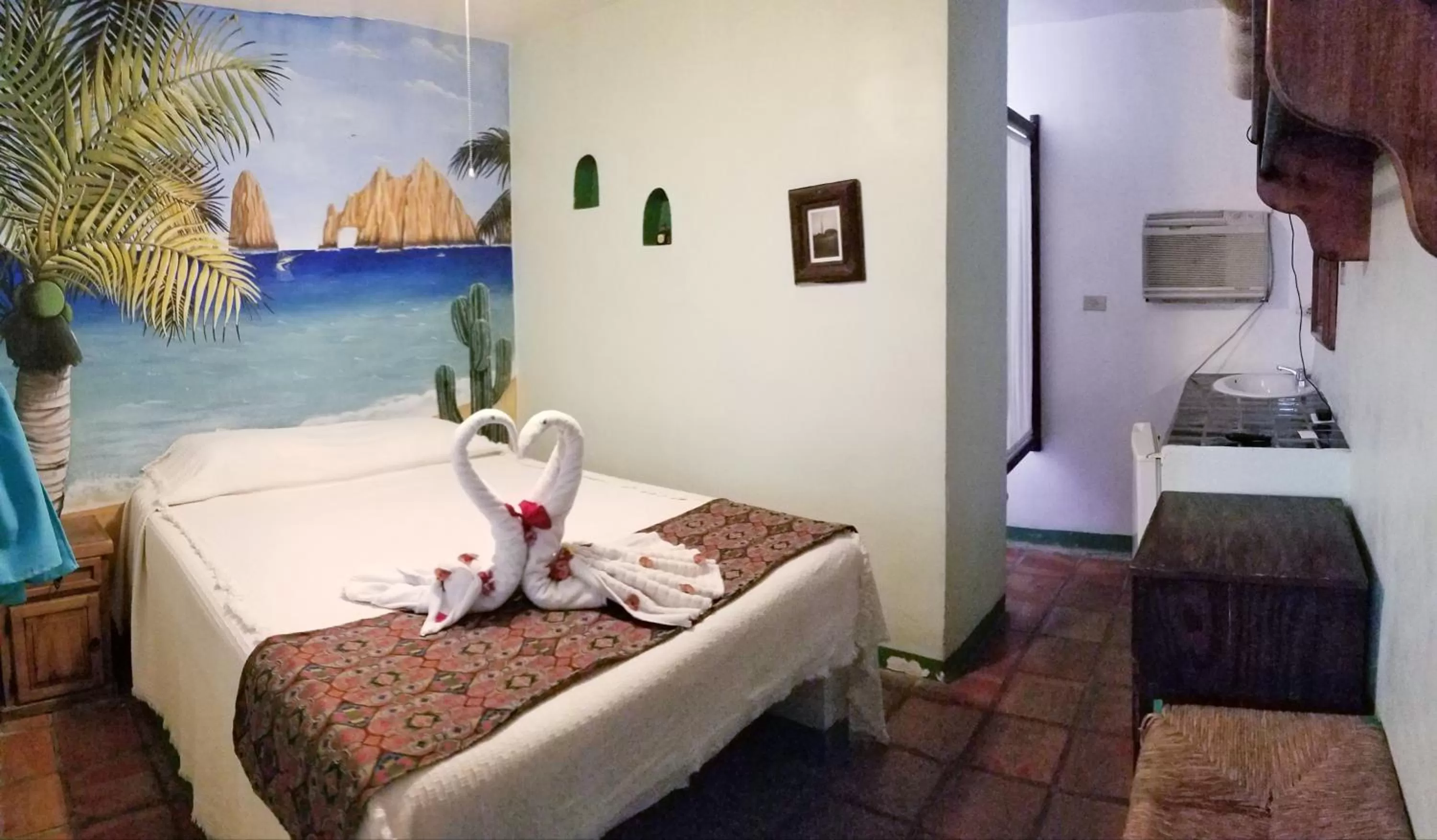 Photo of the whole room, Bed in Cabo Inn