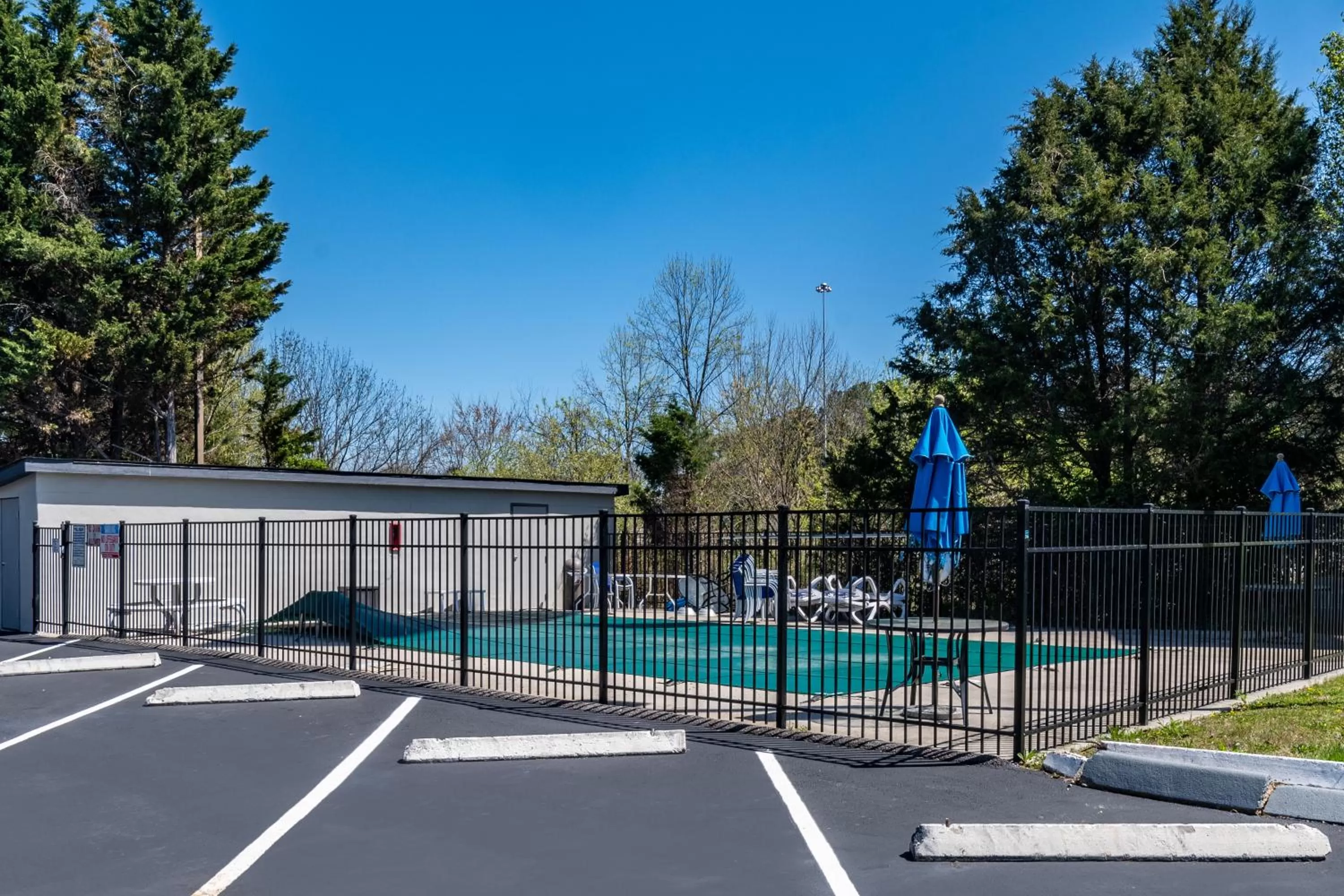 Swimming pool in Quality Inn Cleveland North