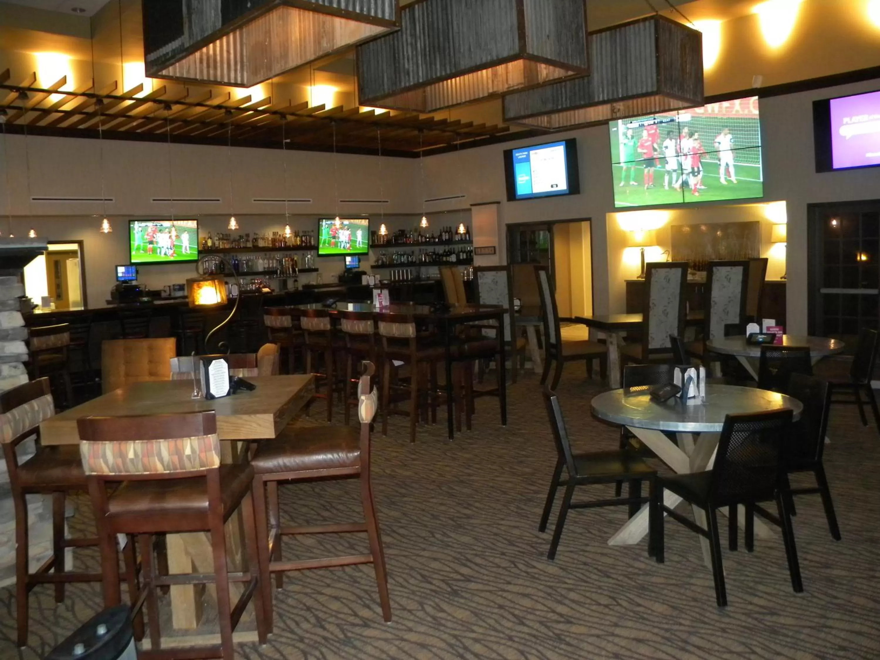 Lounge or bar in Teddy's Residential Suites Watford City