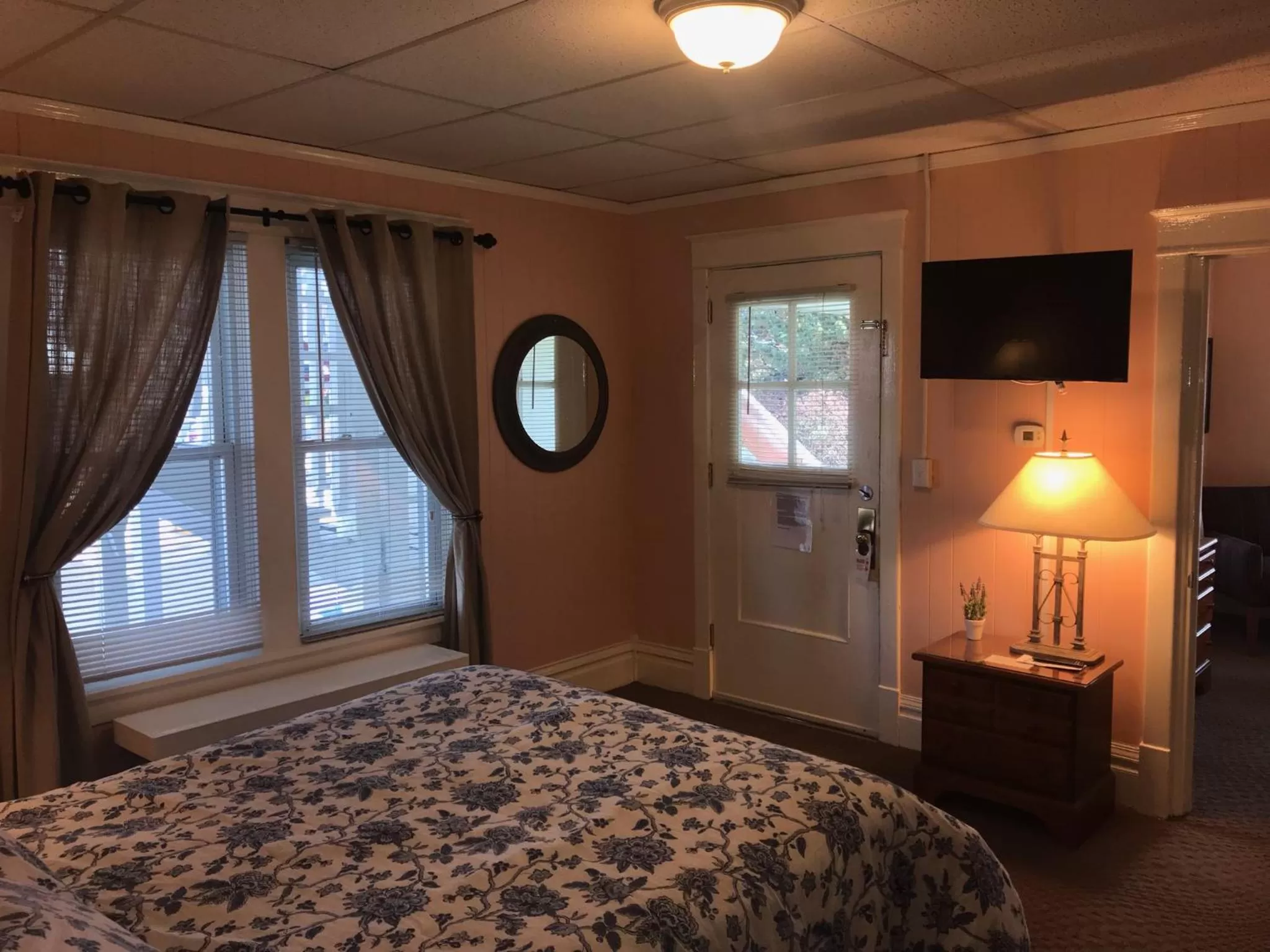 Photo of the whole room, Bed in Simmons Motel and Suites