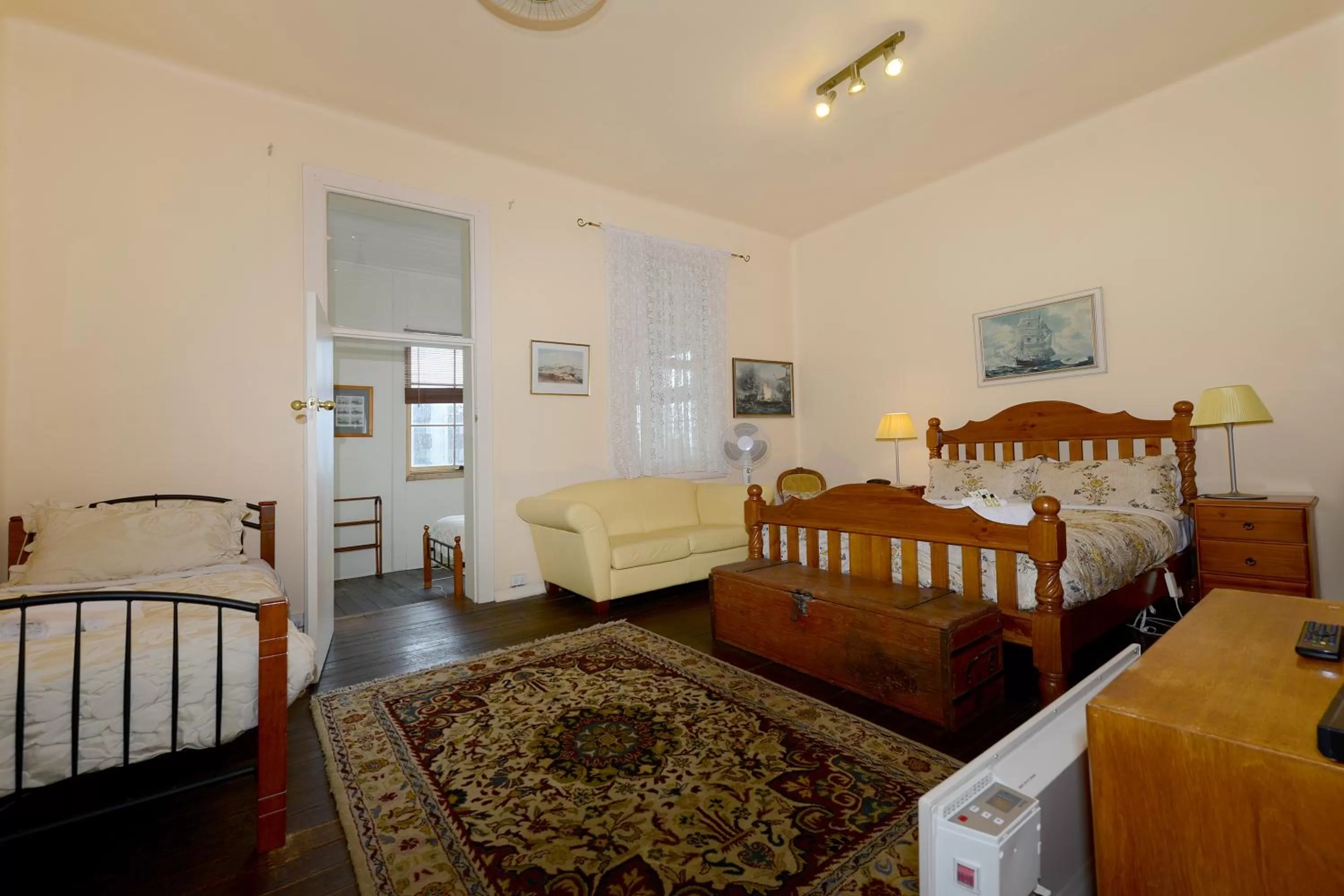 Bedroom, Bed in Edinburgh Gallery Bed & Breakfast