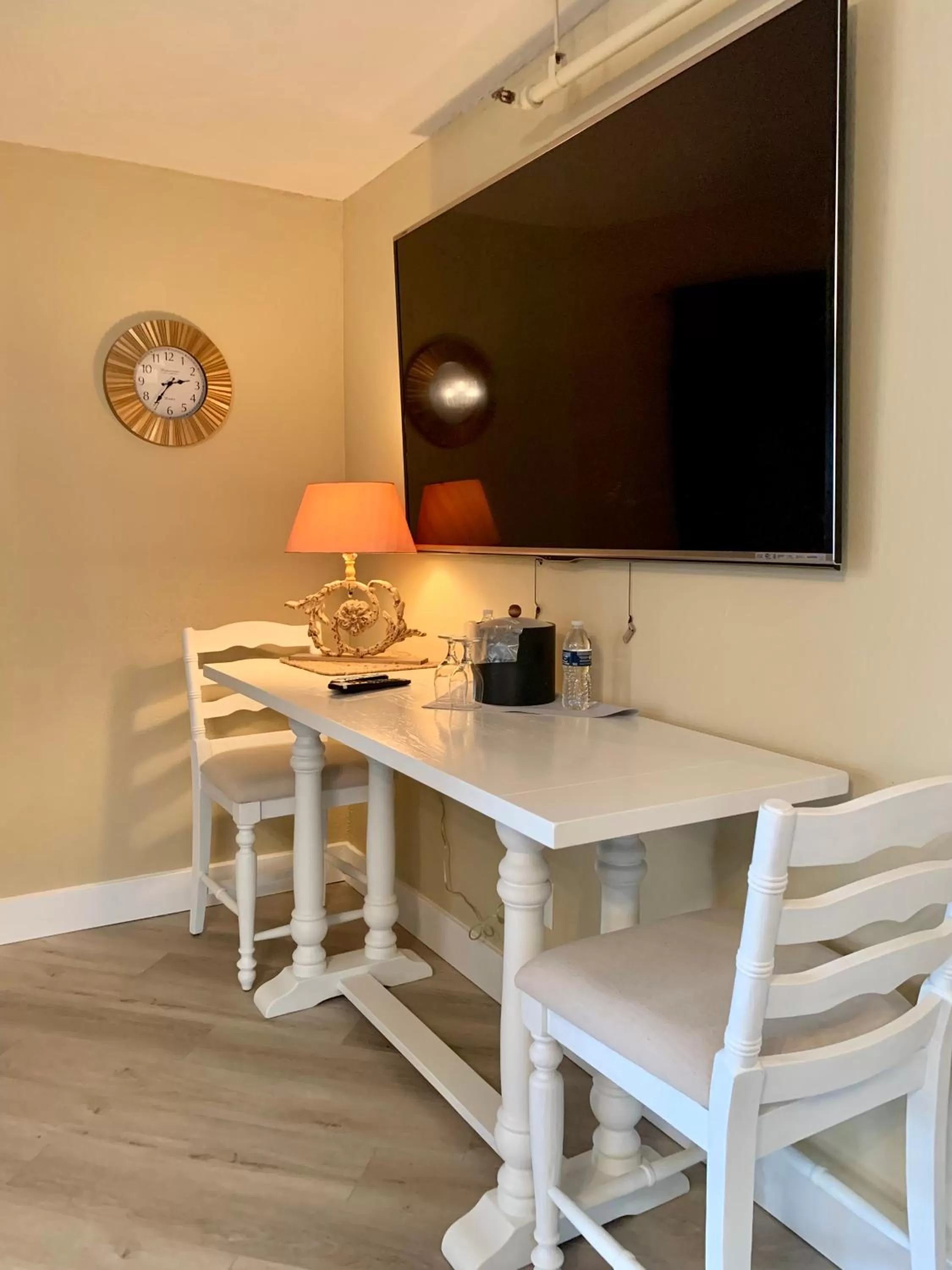 TV/Entertainment Center in Hotel Frankfort & Restaurant