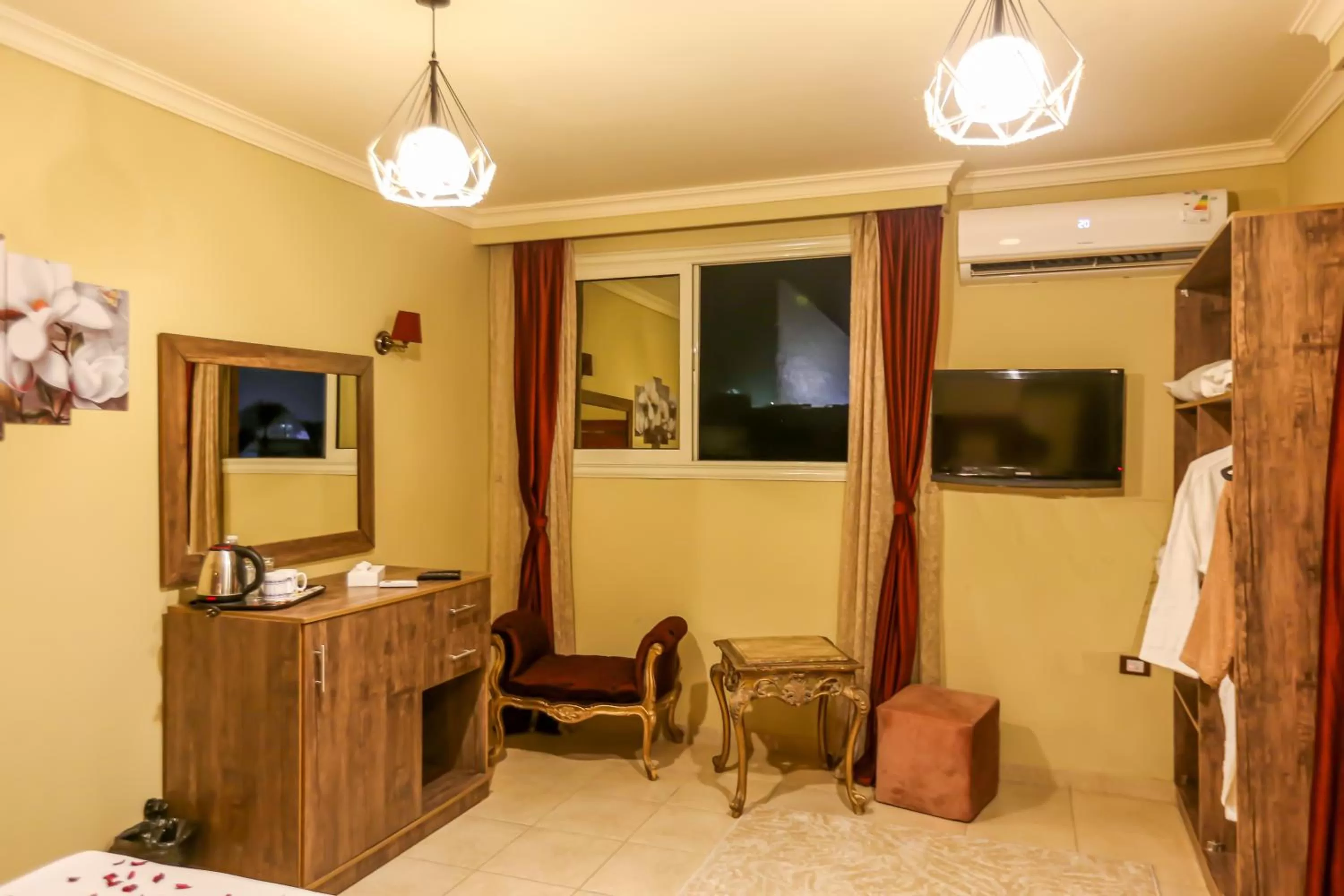 Landmark view, TV/Entertainment Center in King Cheops Inn - Pyramid View