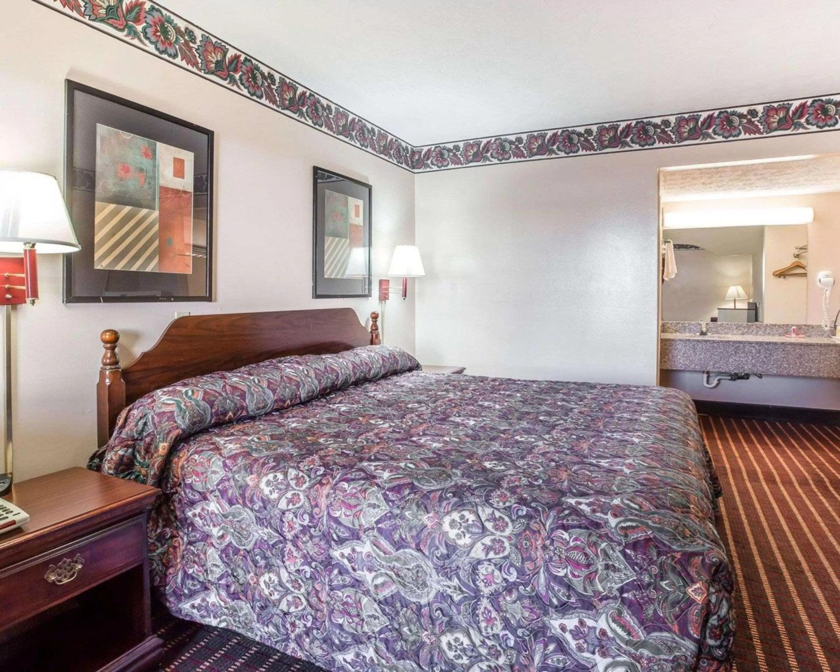 Photo of the whole room, Bed in Econo Lodge McDonough South