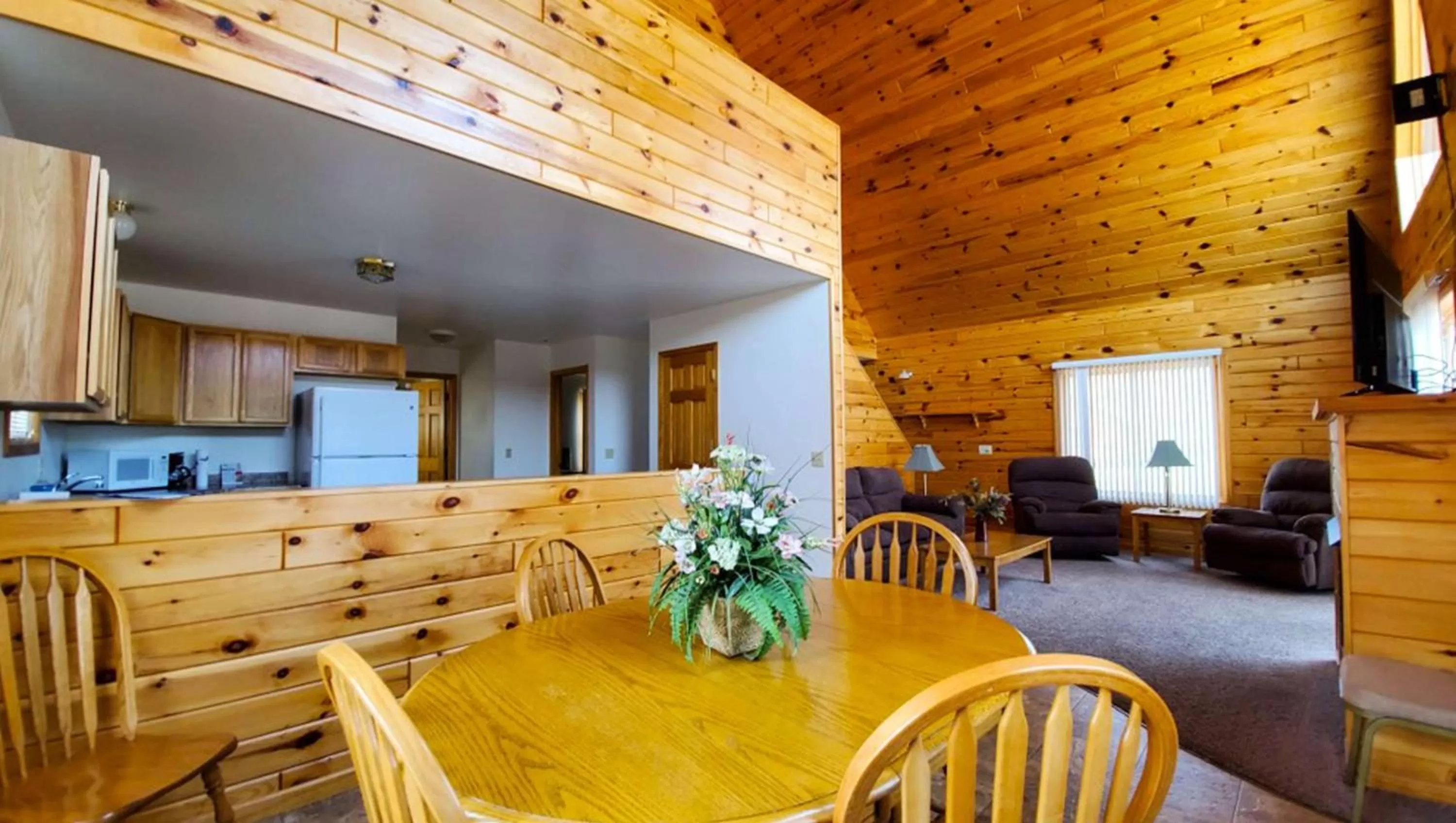 Photo of the whole room in Jasper Ridge Inn Ishpeming