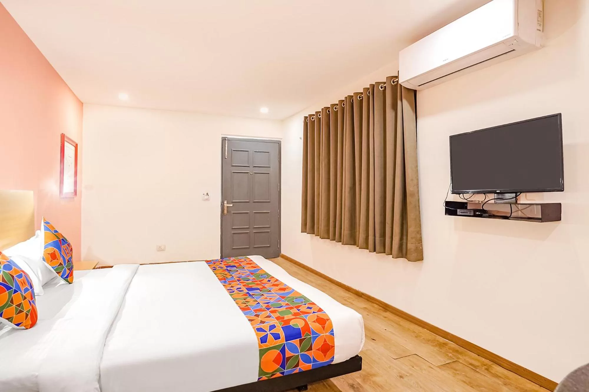 Communal lounge/ TV room, Bed in FabHotel F9 Sector 121