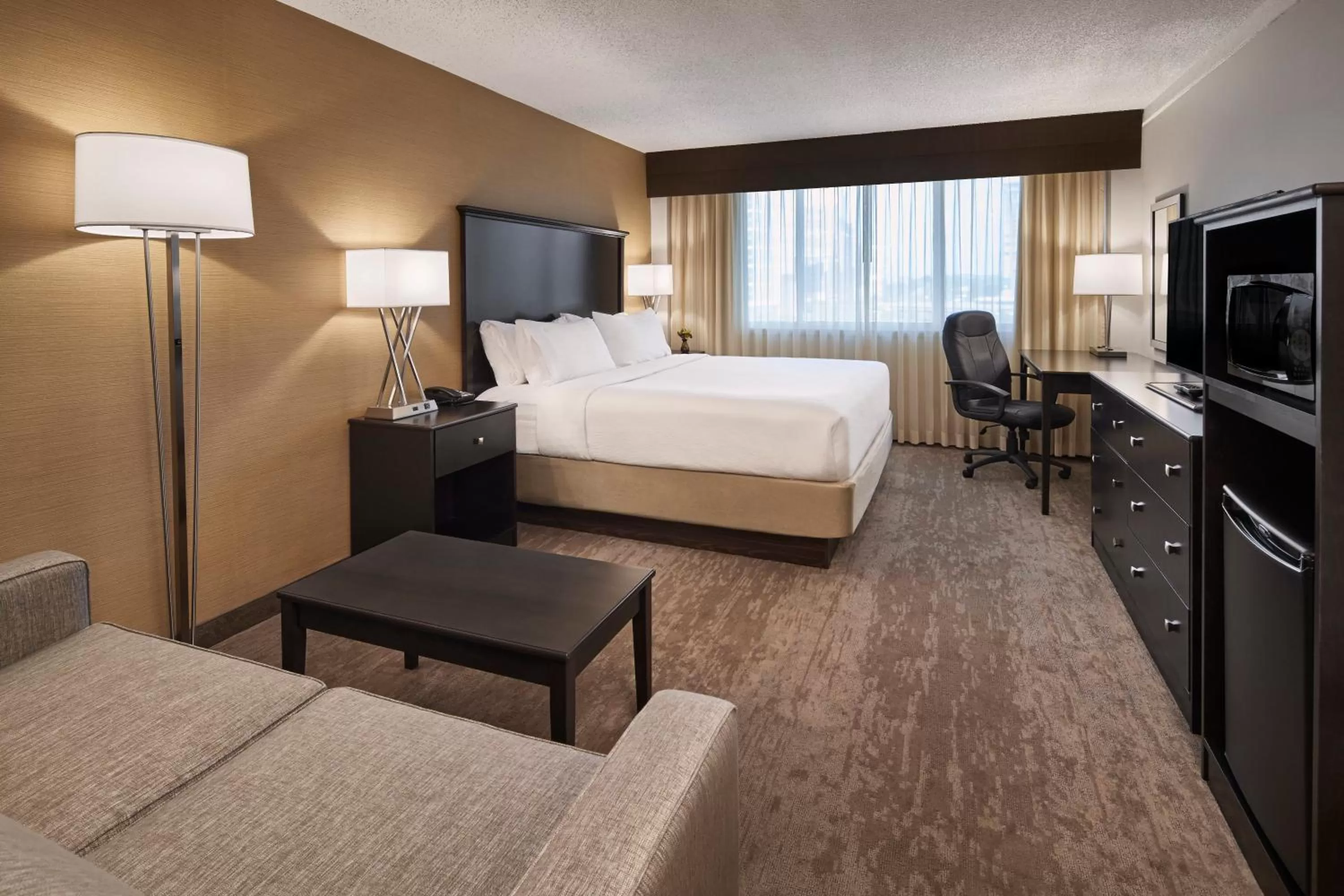 Photo of the whole room, Bed in Holiday Inn Alexandria at Carlyle by IHG