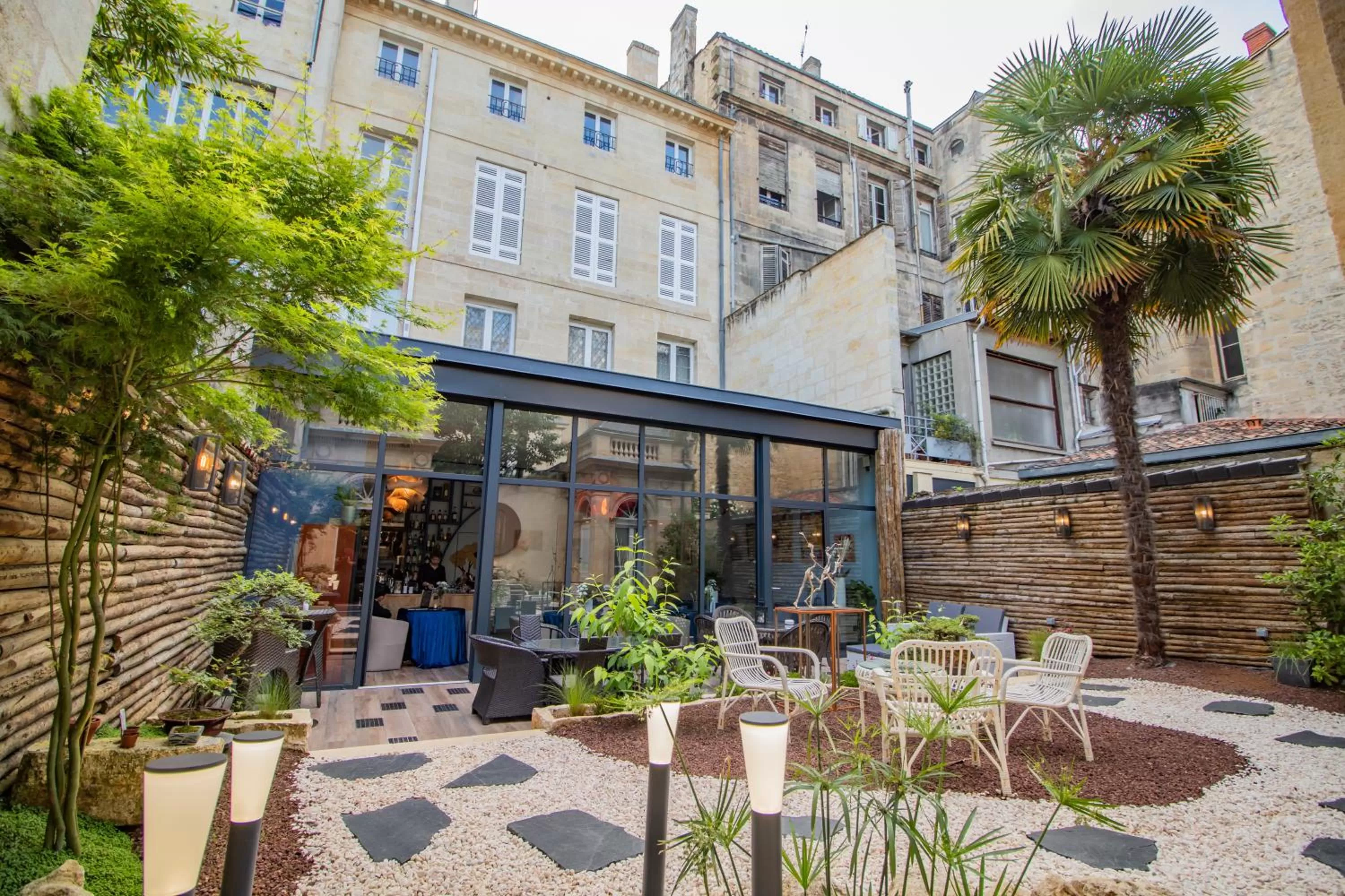 Patio, Property Building in Hotel des Quinconces Bordeaux Centre