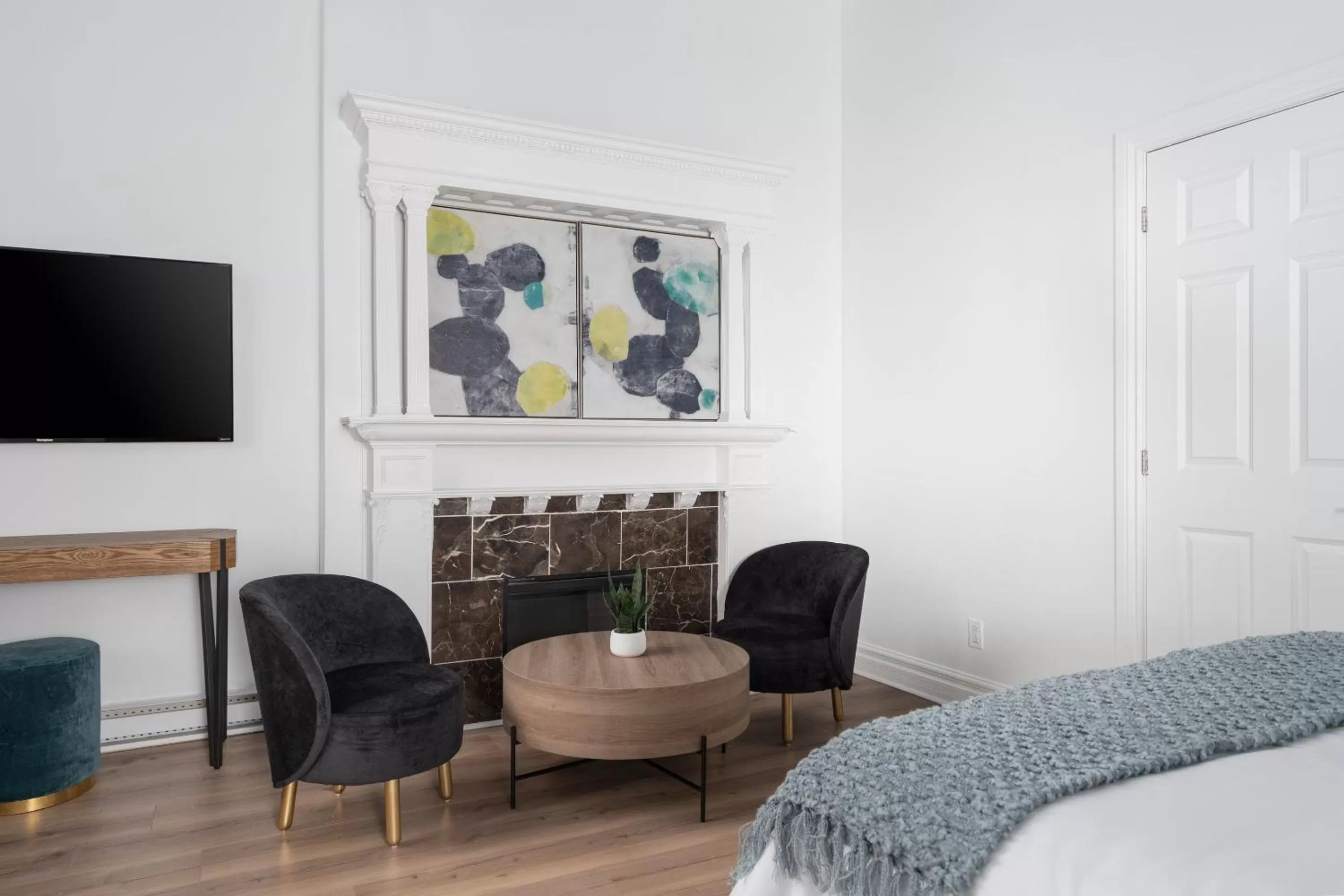 Seating Area in Le Penfield Par Nomade MTL