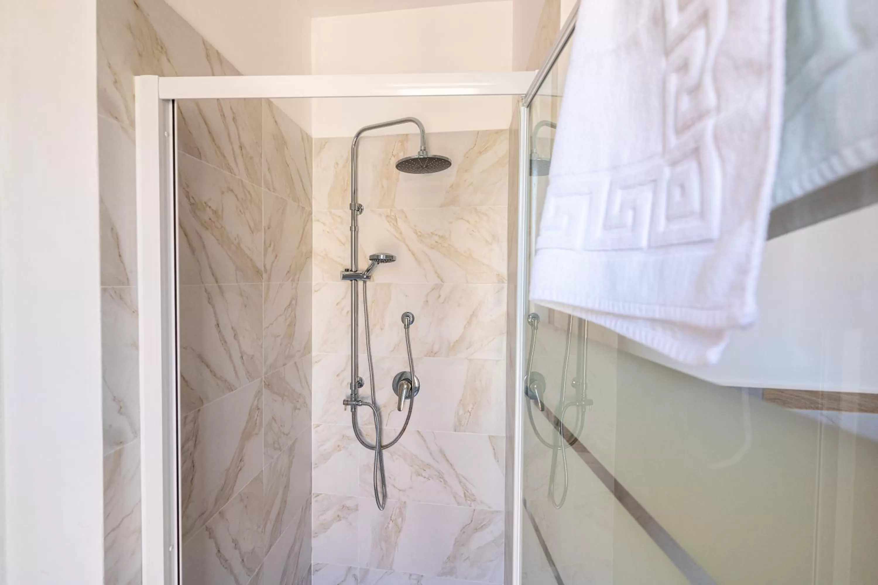 Shower in Joy's Bnb Ortigia