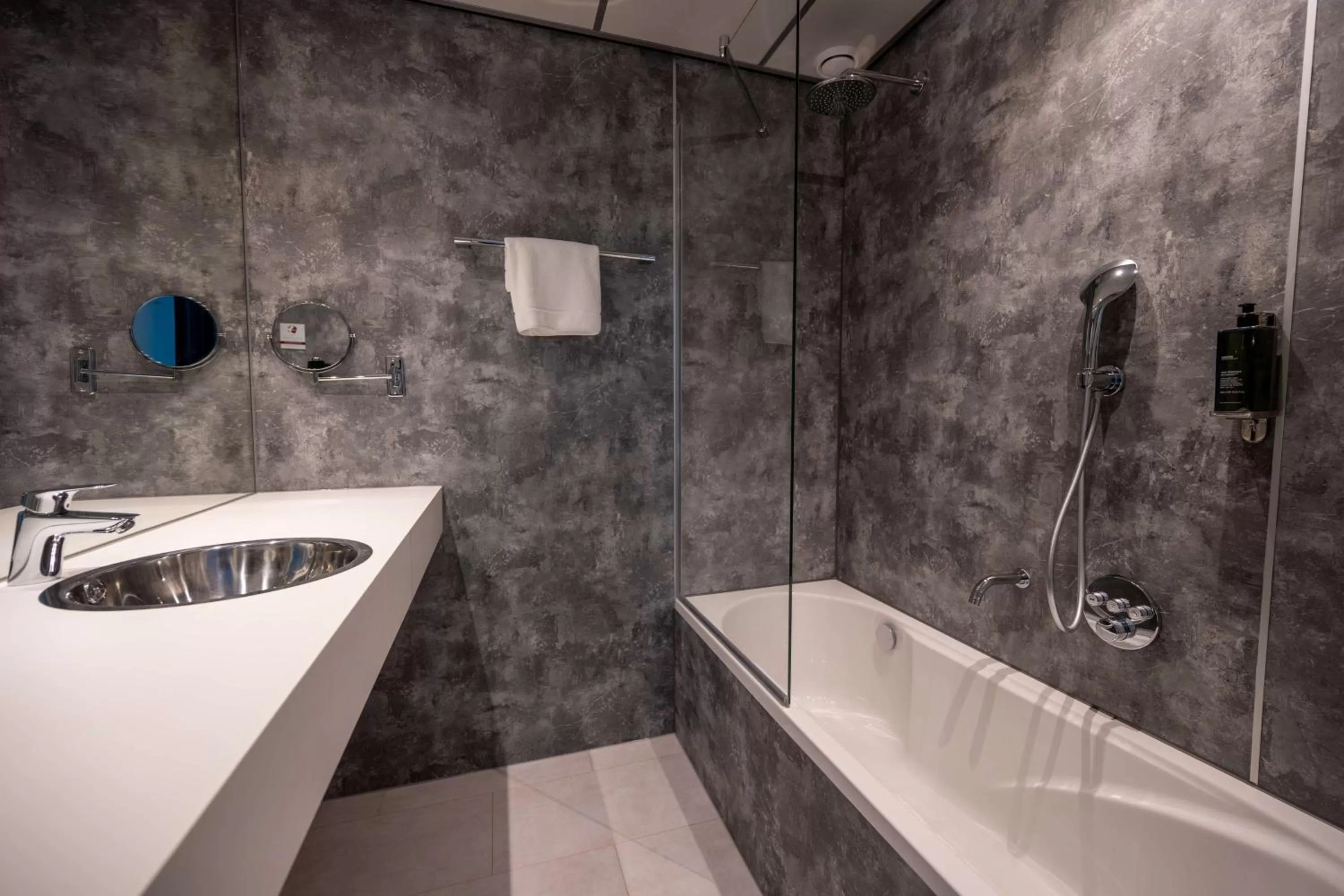 Bathroom in Flonk Hotel Groningen Zuid, BW Signature Collection