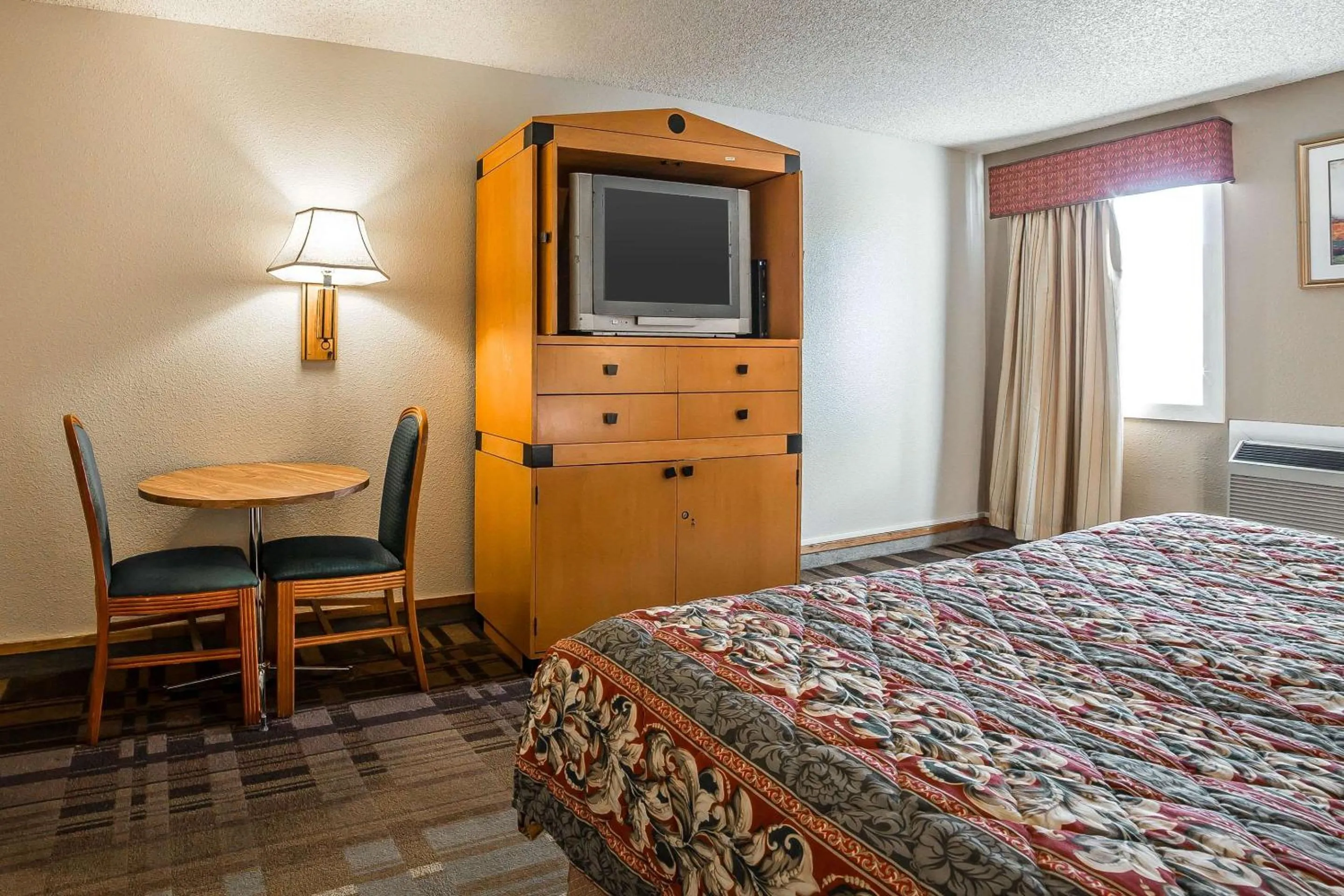 Photo of the whole room, Bed in Rodeway Inn Cheyenne I-80 East