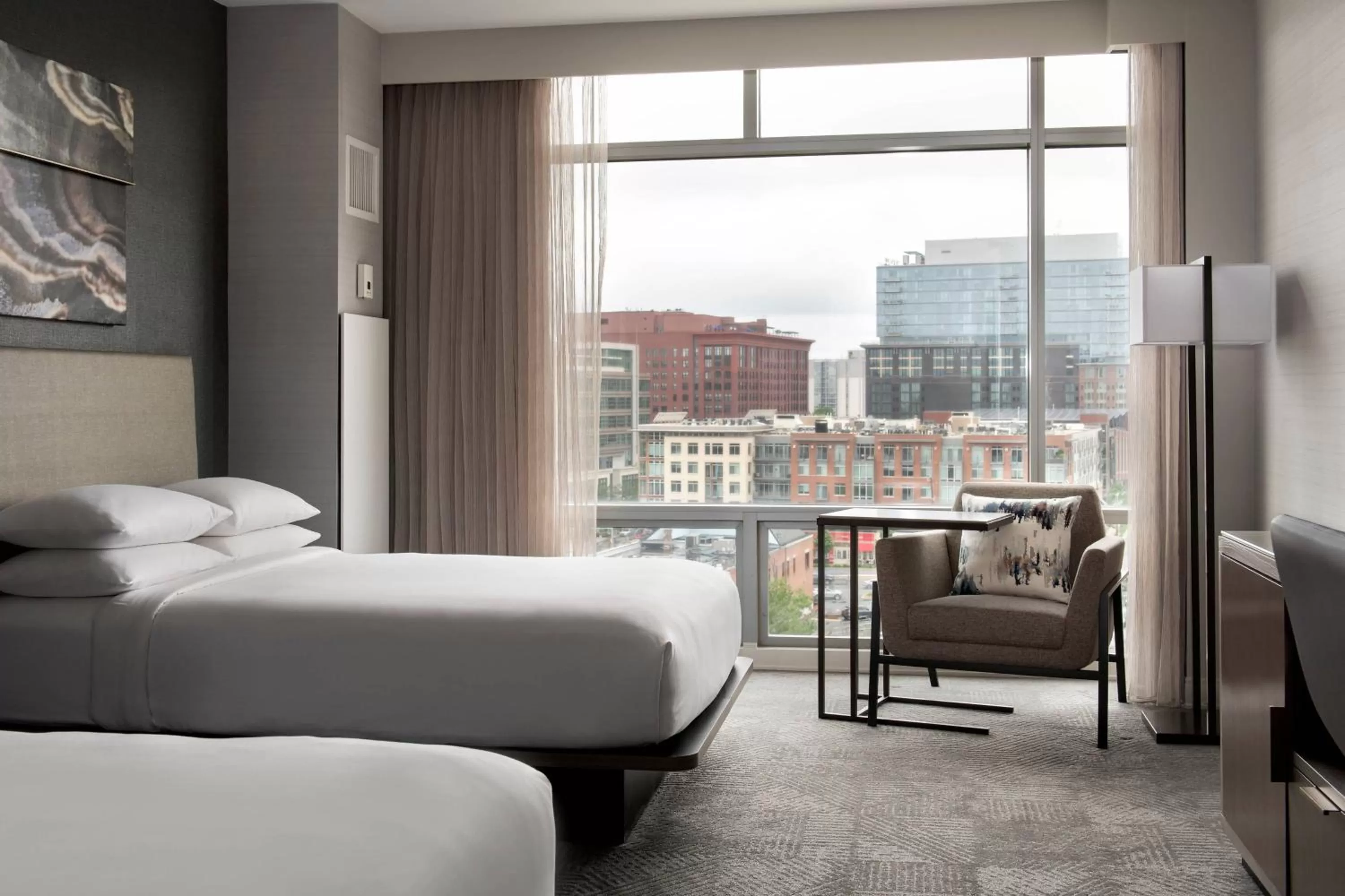 Photo of the whole room, Bed in Bethesda North Marriott Hotel & Conference Center