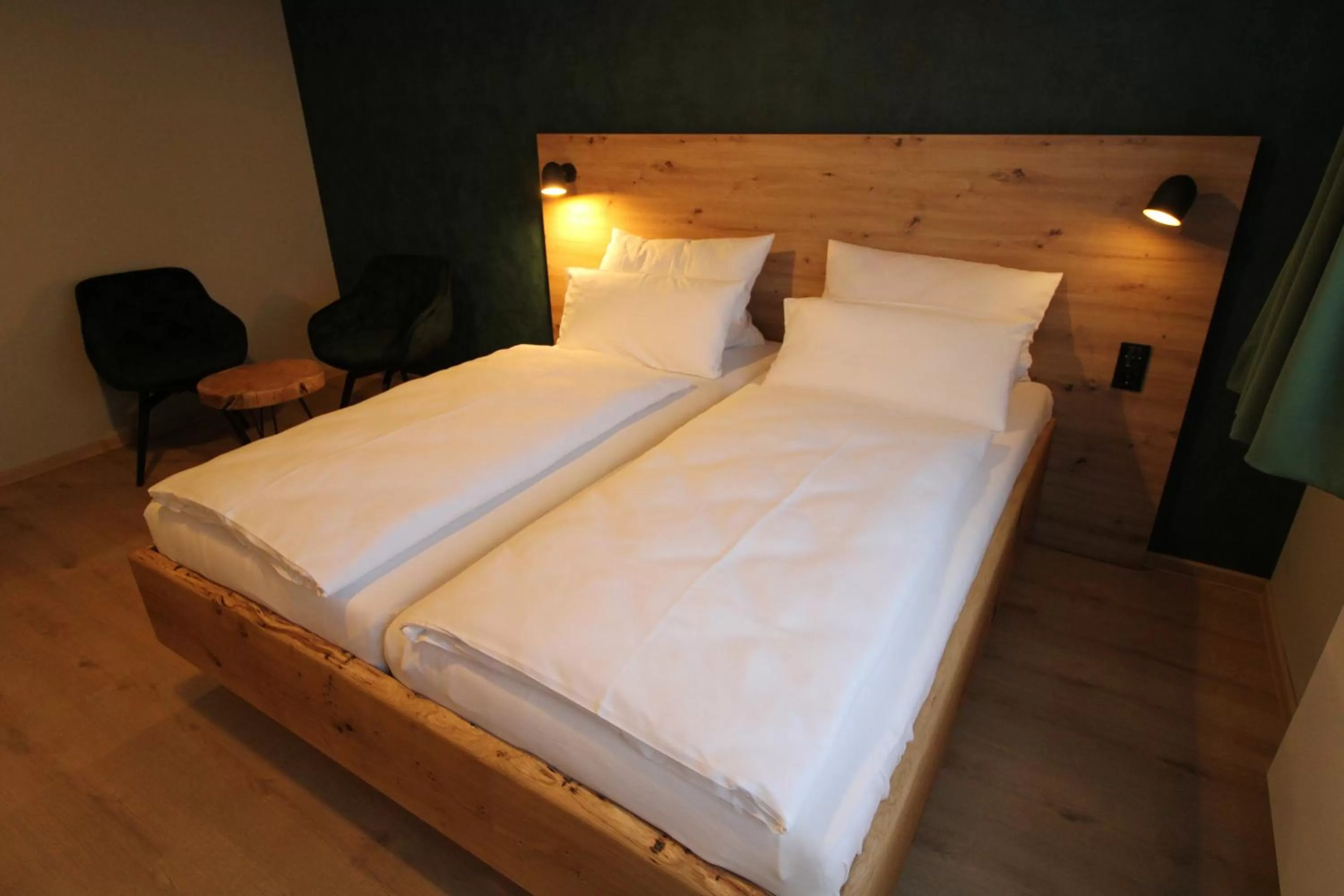 Bed in DER Hirsch Hotel