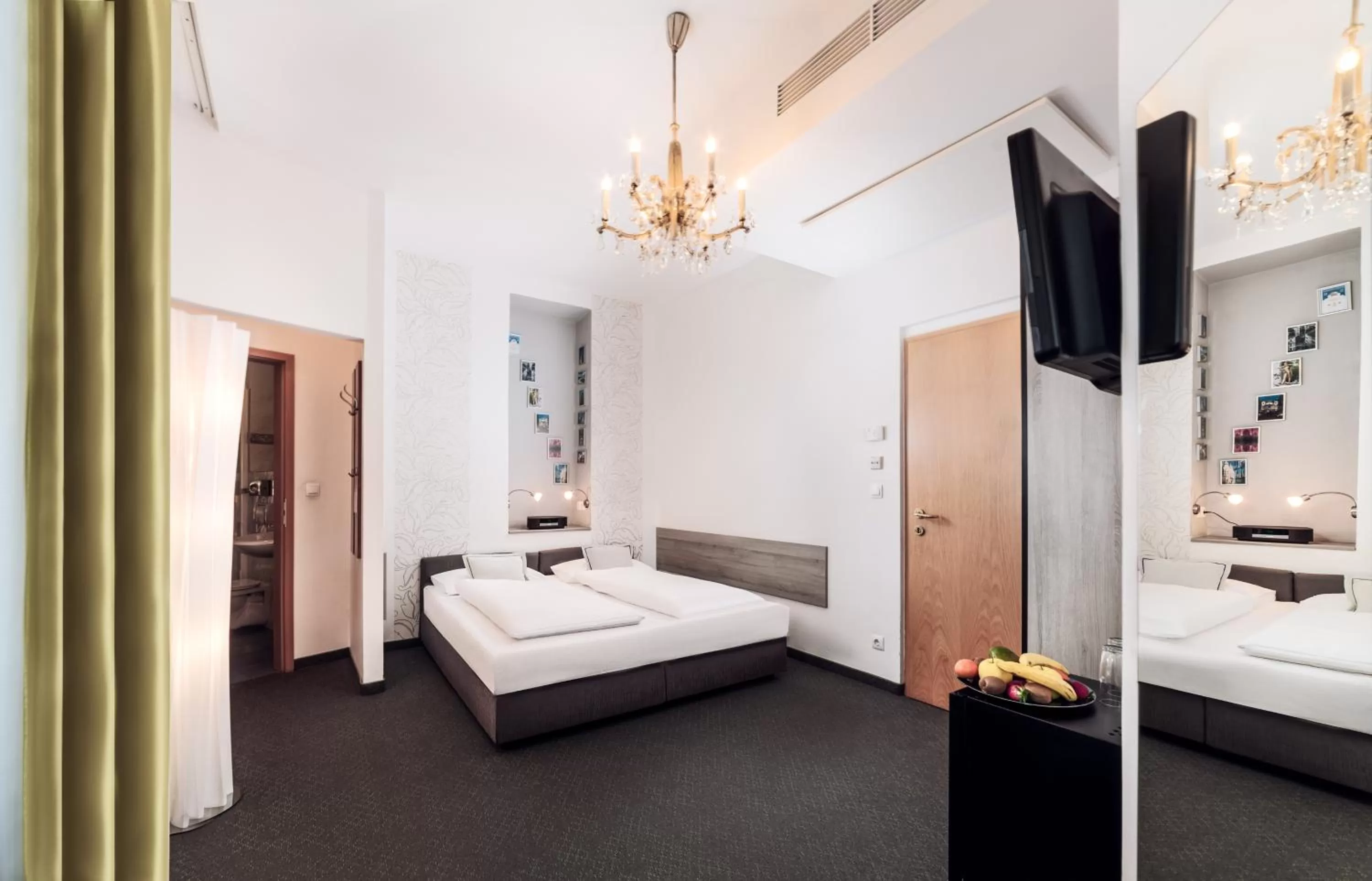 Photo of the whole room, Bed in BoutiqueHOTEL Donauwalzer