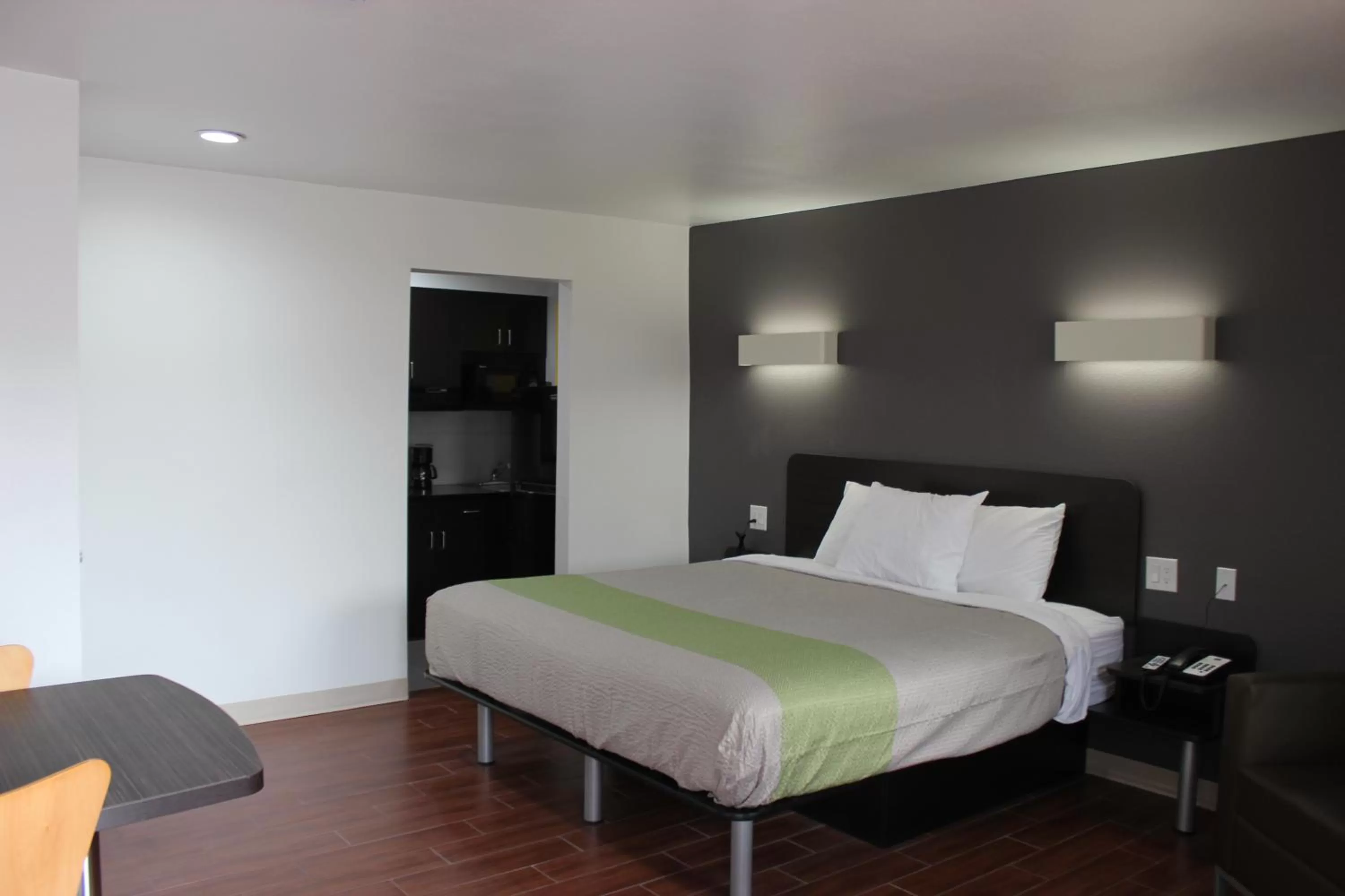 Bathroom, Bed in Studio 6-Houston, TX - East