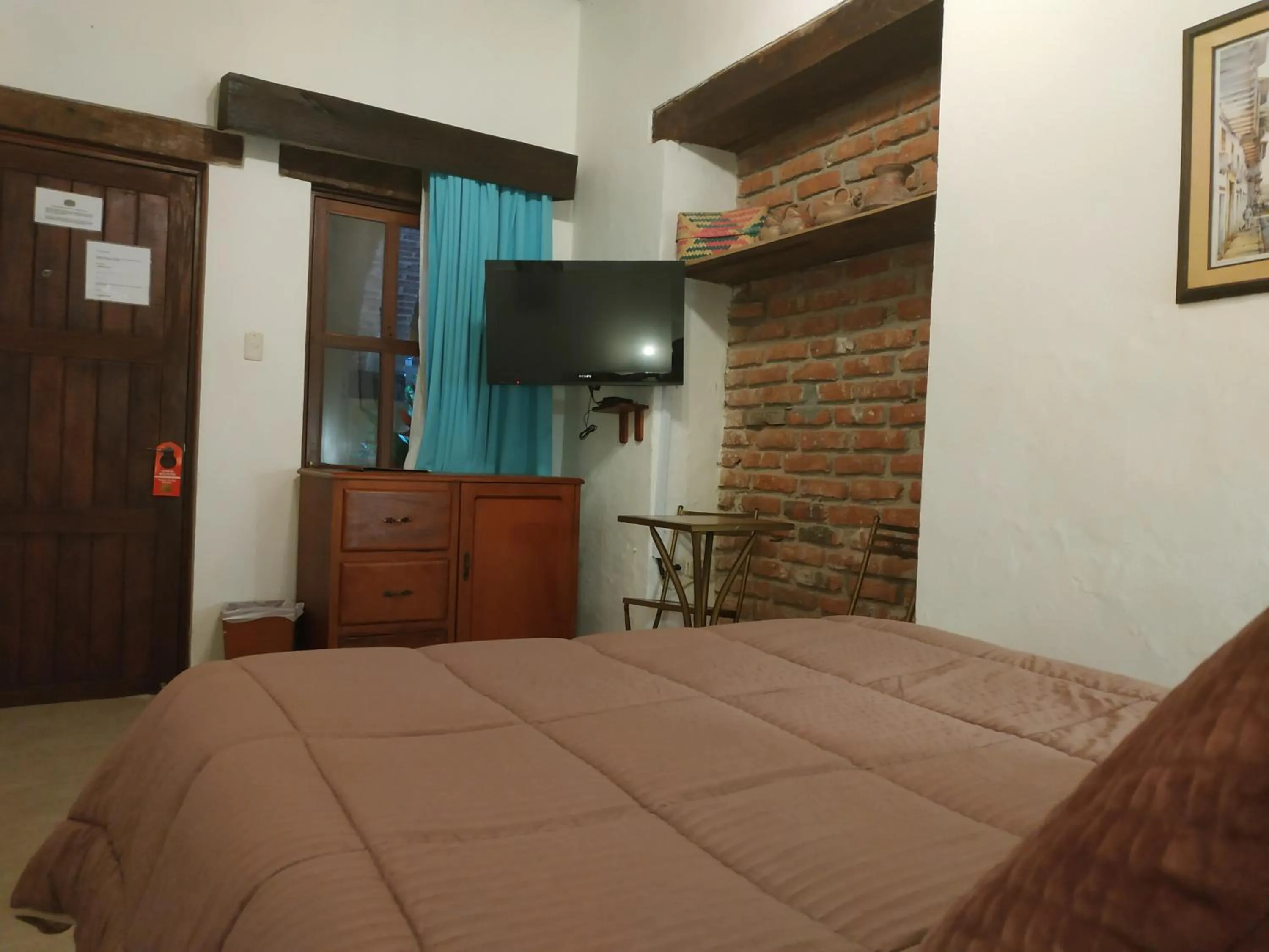 Photo of the whole room, Bed in Casa India Catalina