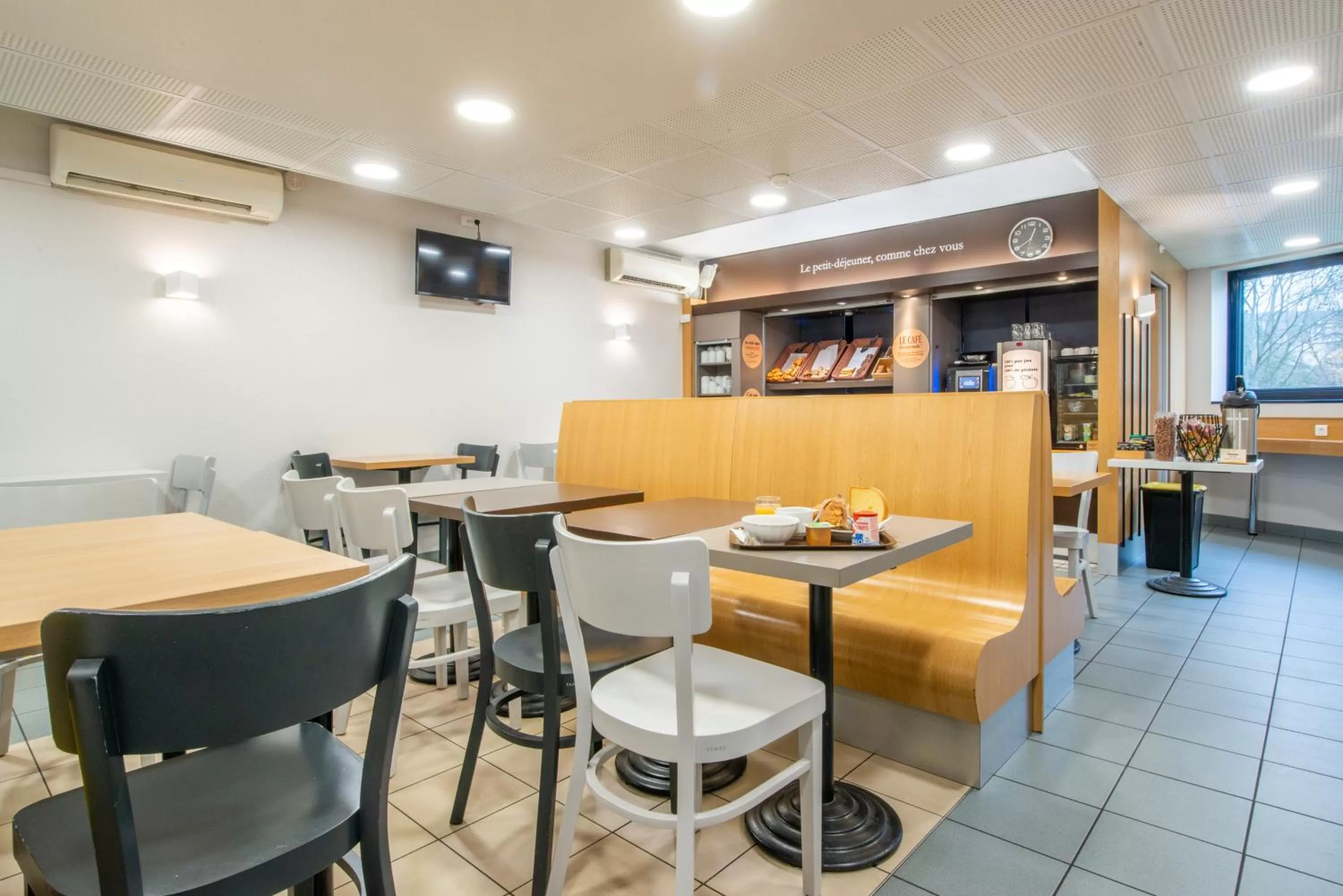 Buffet breakfast in B&B HOTEL Cholet Sud