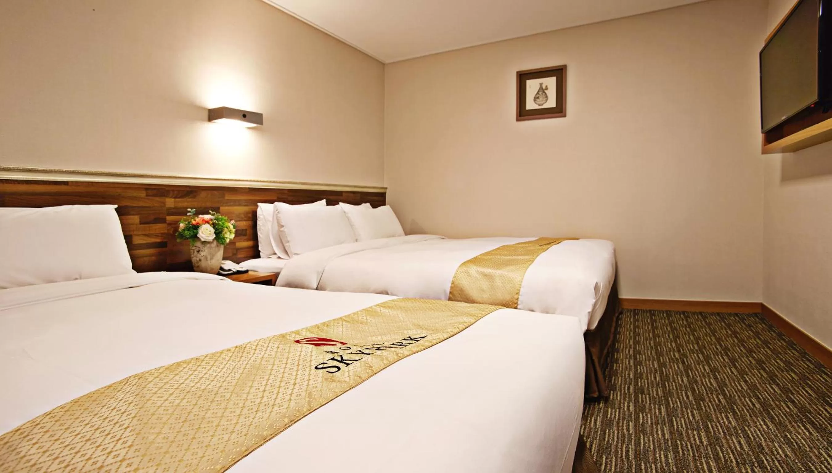Deluxe Twin Room in Hotel Skypark Myeongdong 1