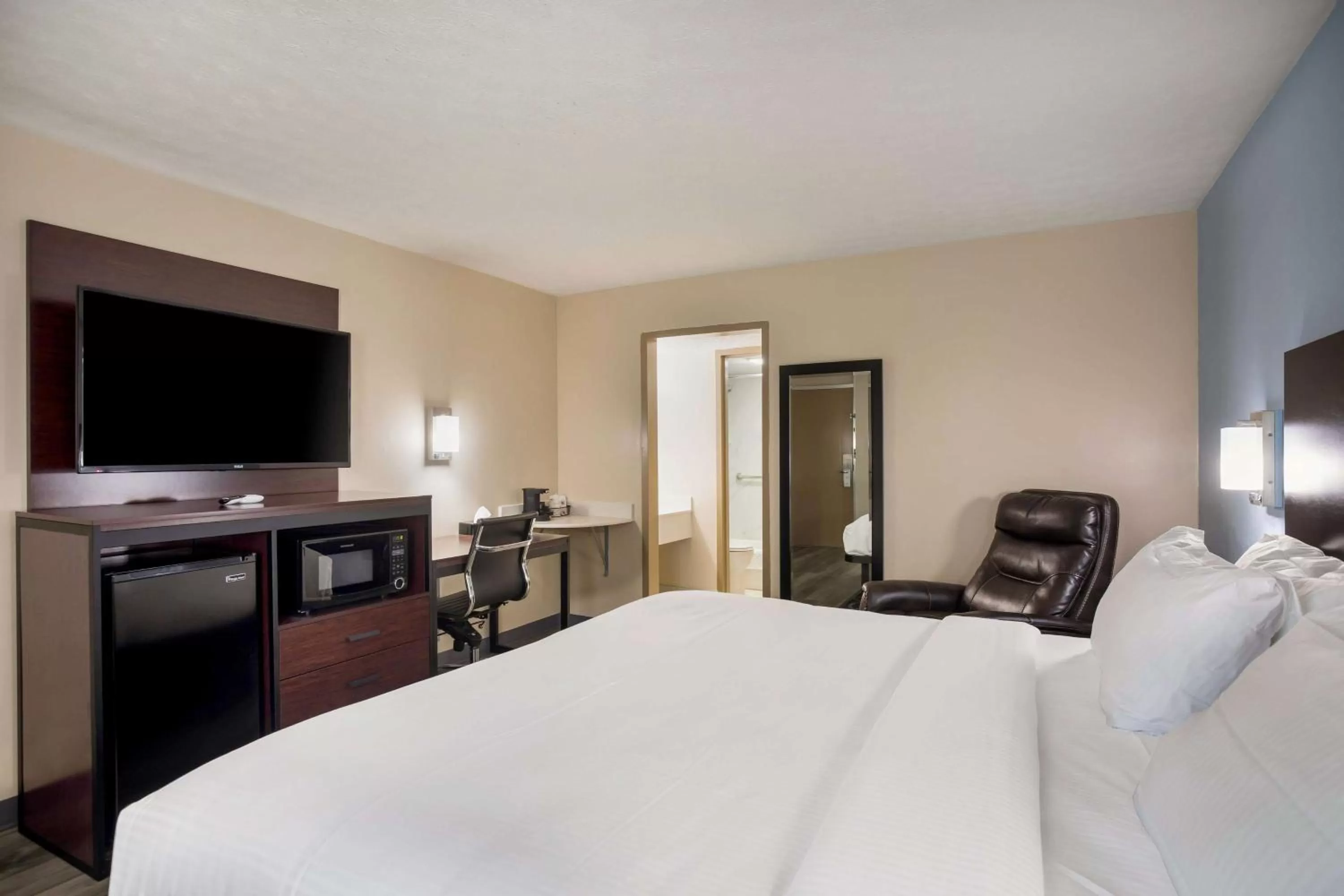 Bed in SureStay Hotel by Best Western Bardstown General Nelson