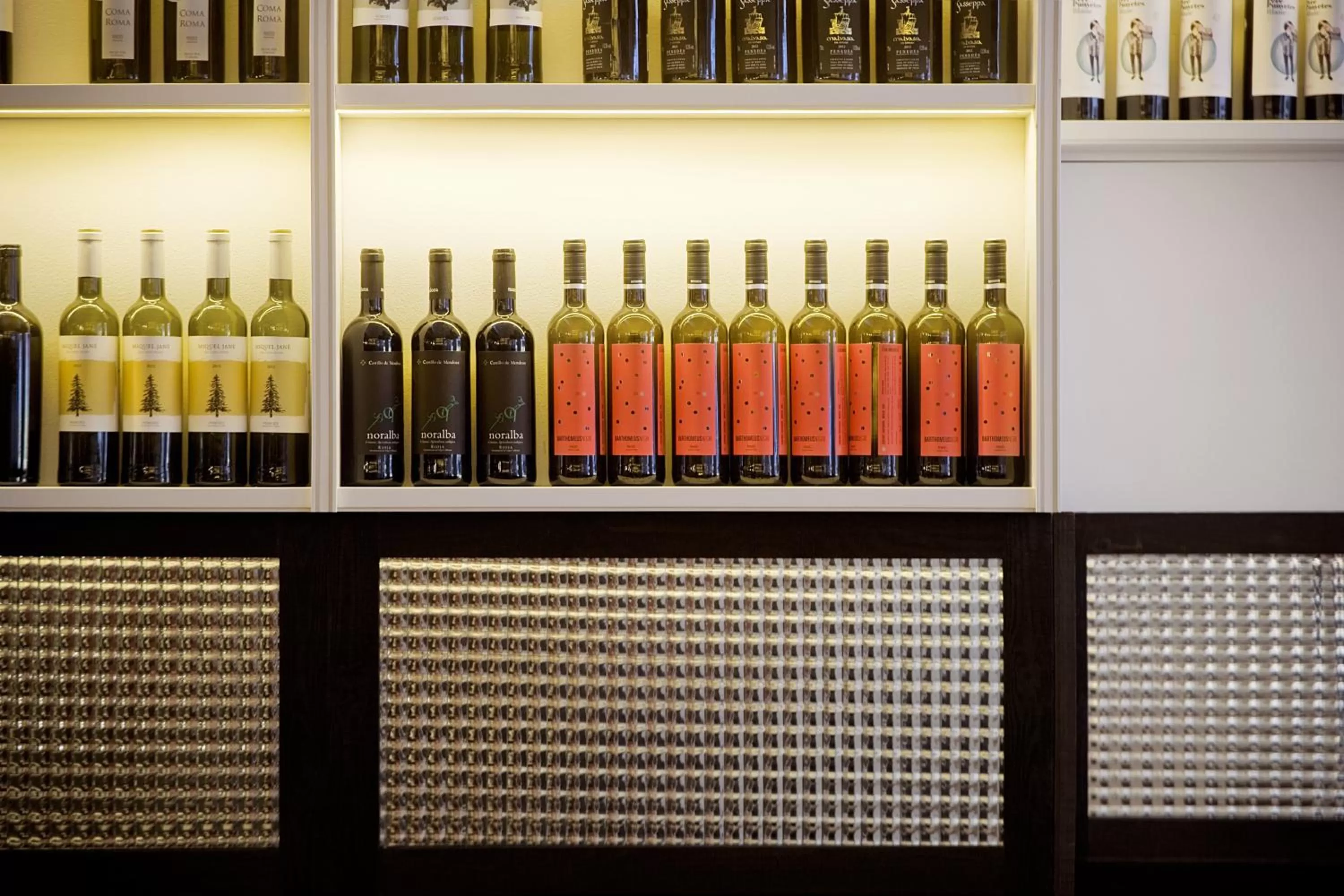 Lounge or bar in Praktik Vinoteca