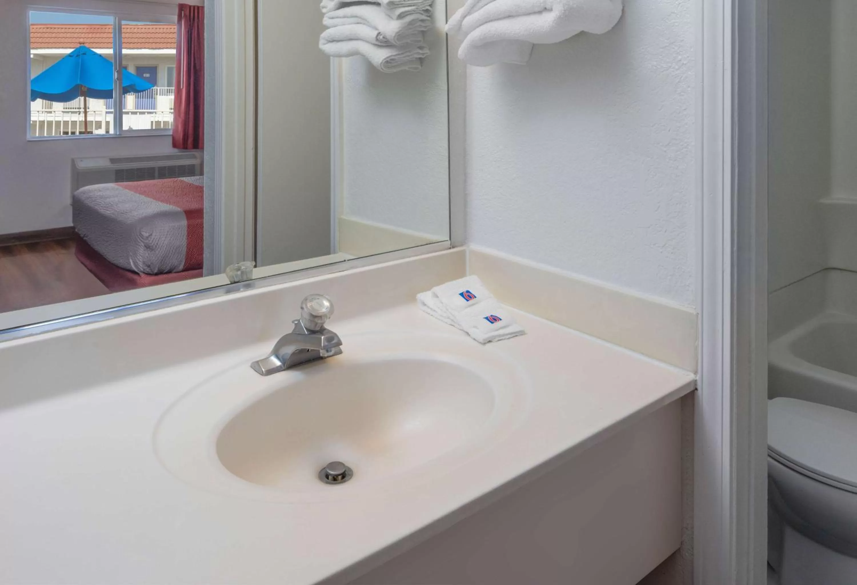 Bathroom in Motel 6-Sepulveda, CA - Los Angeles - Van Nuys - North Hills