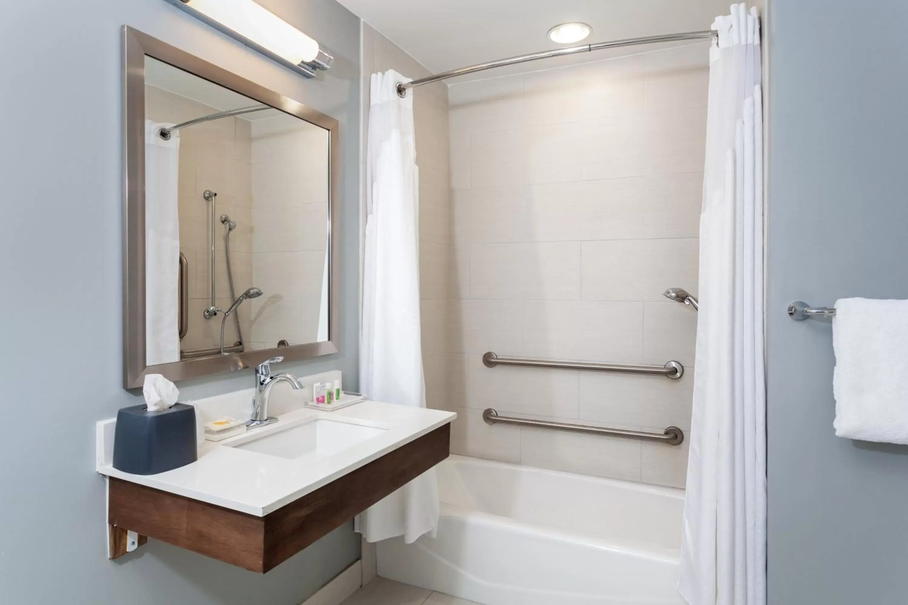 Queen Room with Two Queen Beds - Disability Access in Holiday Inn - St Augustine - World Golf by IHG Queen Room with Two Queen Beds - Disability Access in Holiday Inn - St Augustine - World Golf by IHG