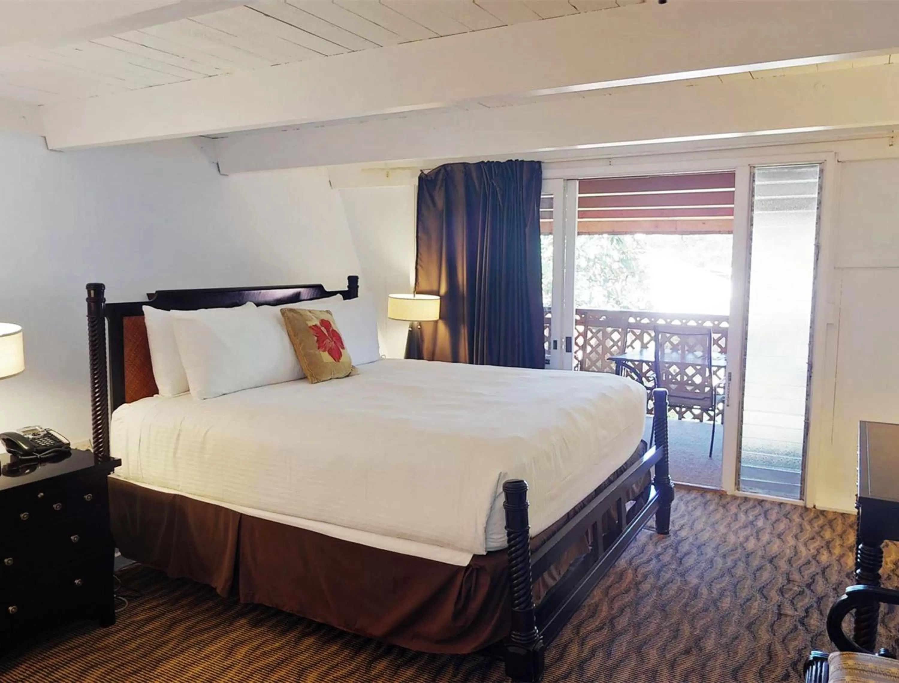 Bed in Hotel Moloka'i