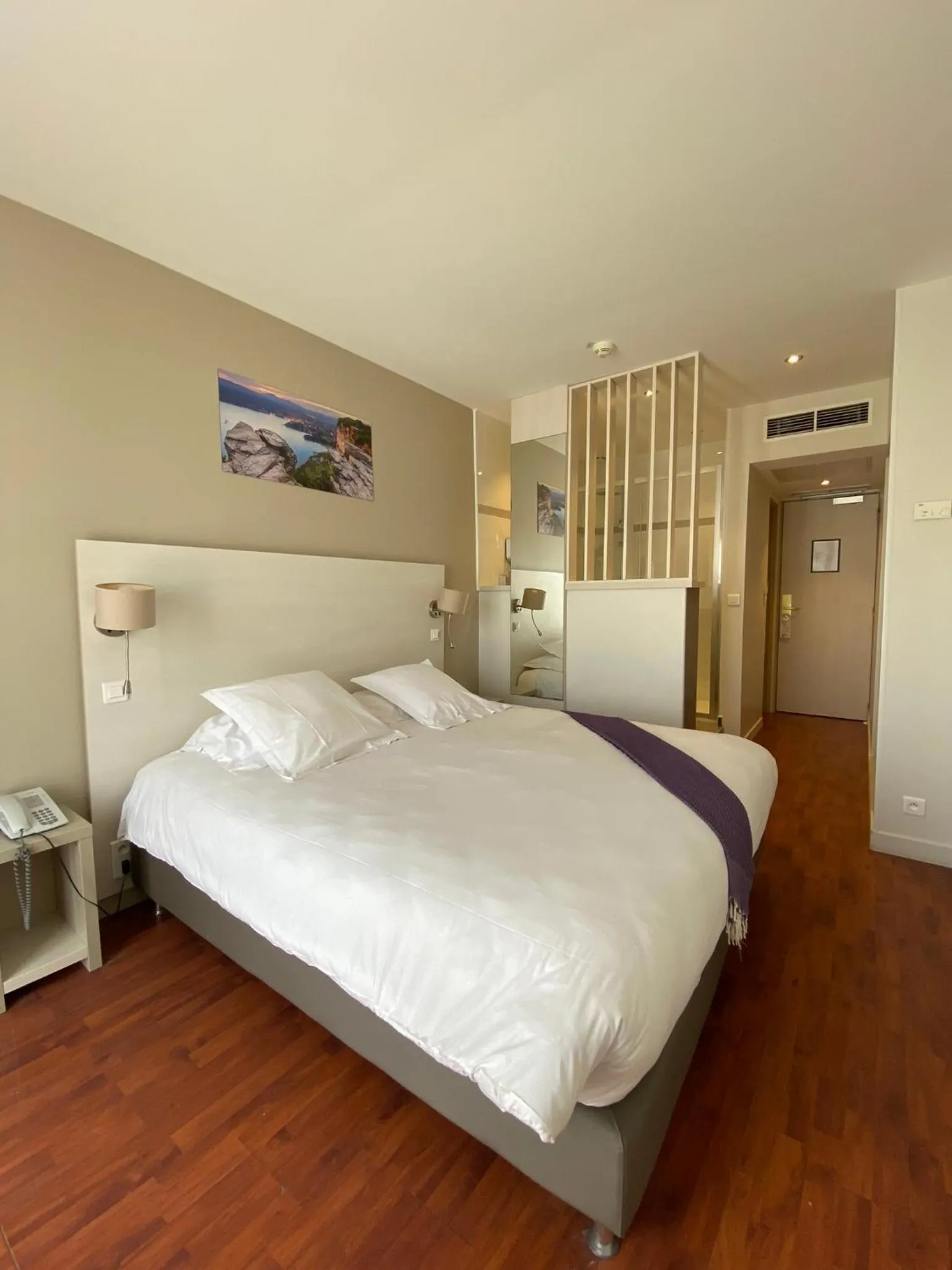 Bed in The Originals Boutique, Hôtel Cassitel, Cassis