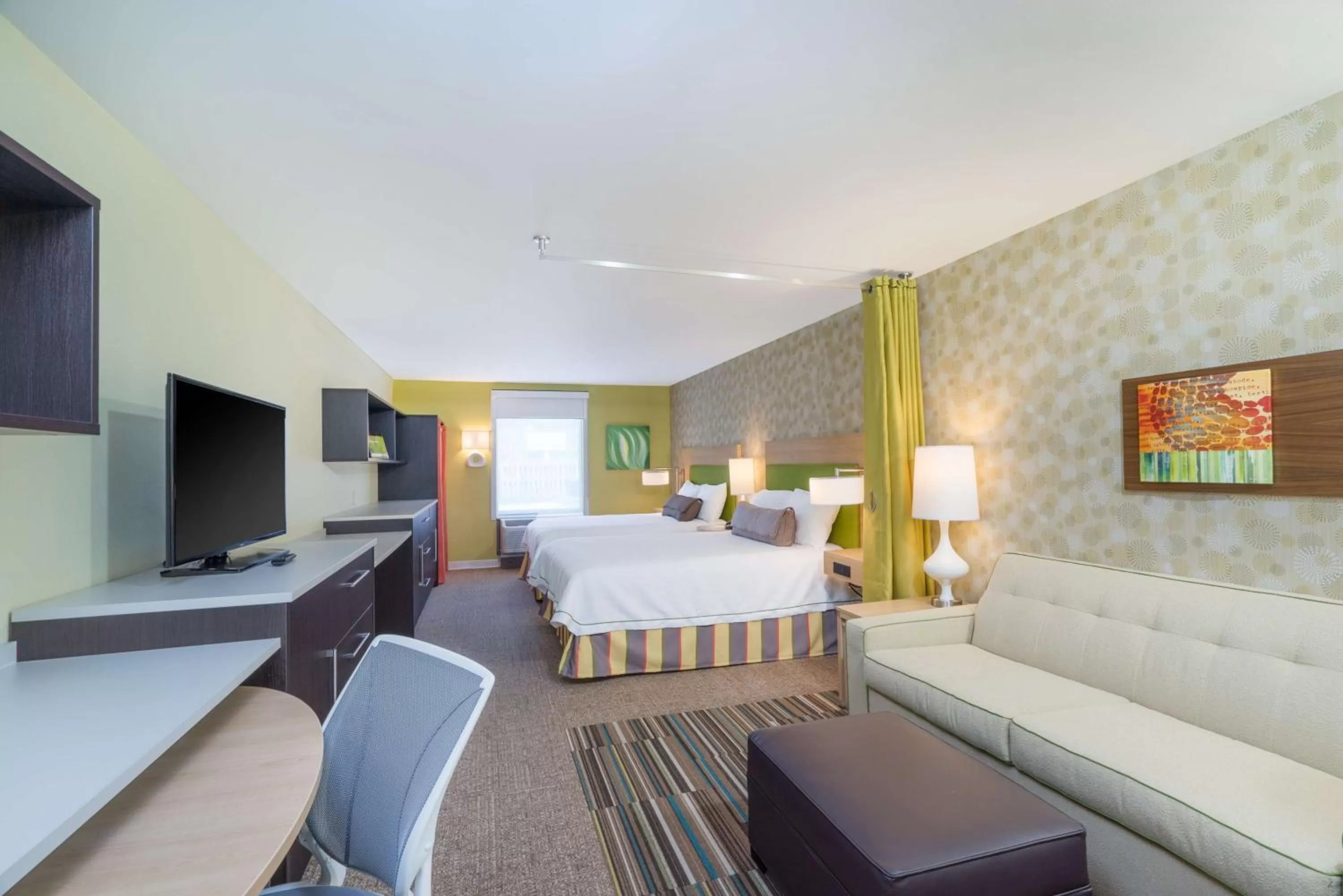 Seating area, Bed in Home2 Suites By Hilton Bowling Green