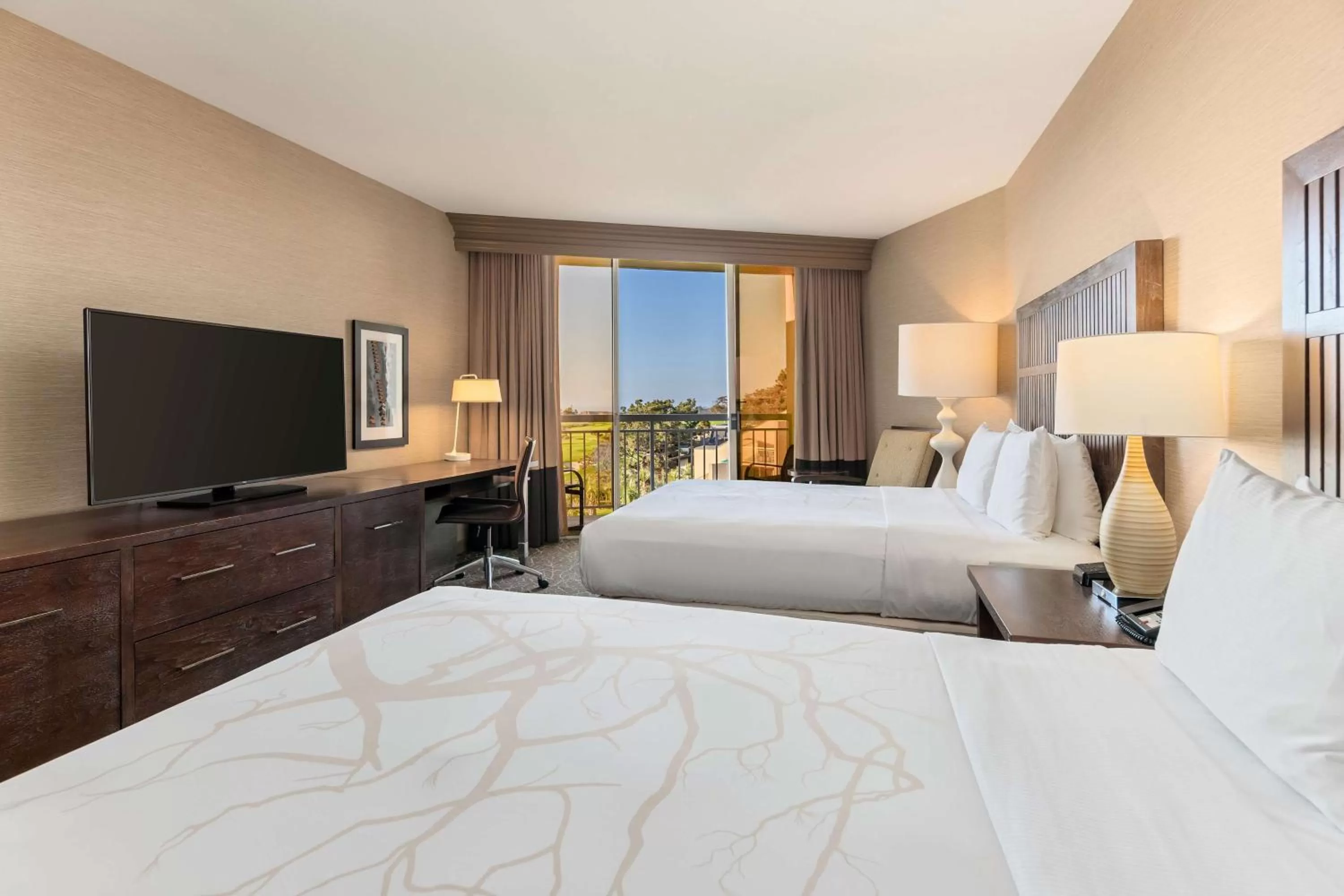 Bedroom, Bed in Hilton La Jolla Torrey Pines