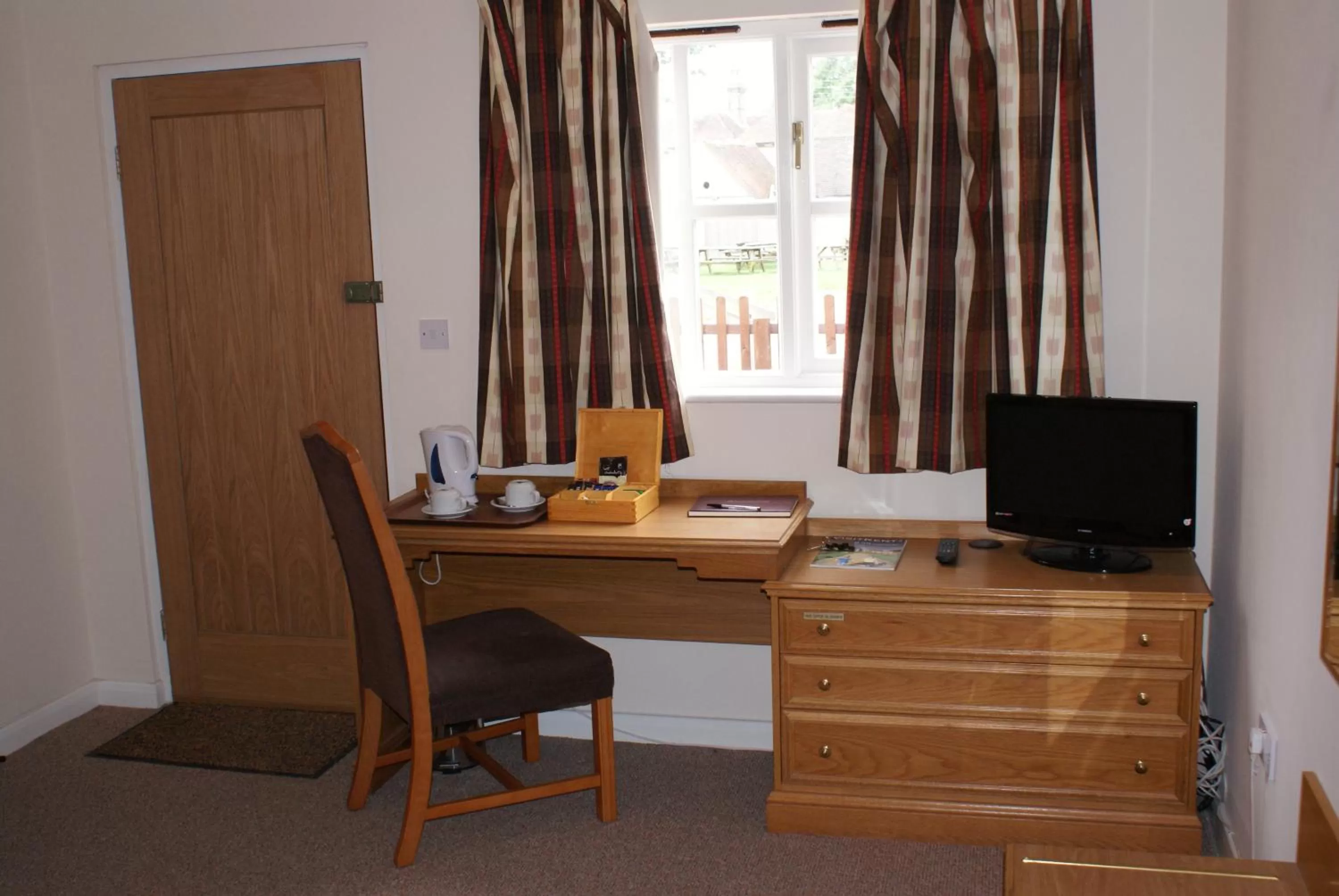 Coffee/tea facilities, TV/Entertainment Center in The Hawkenbury