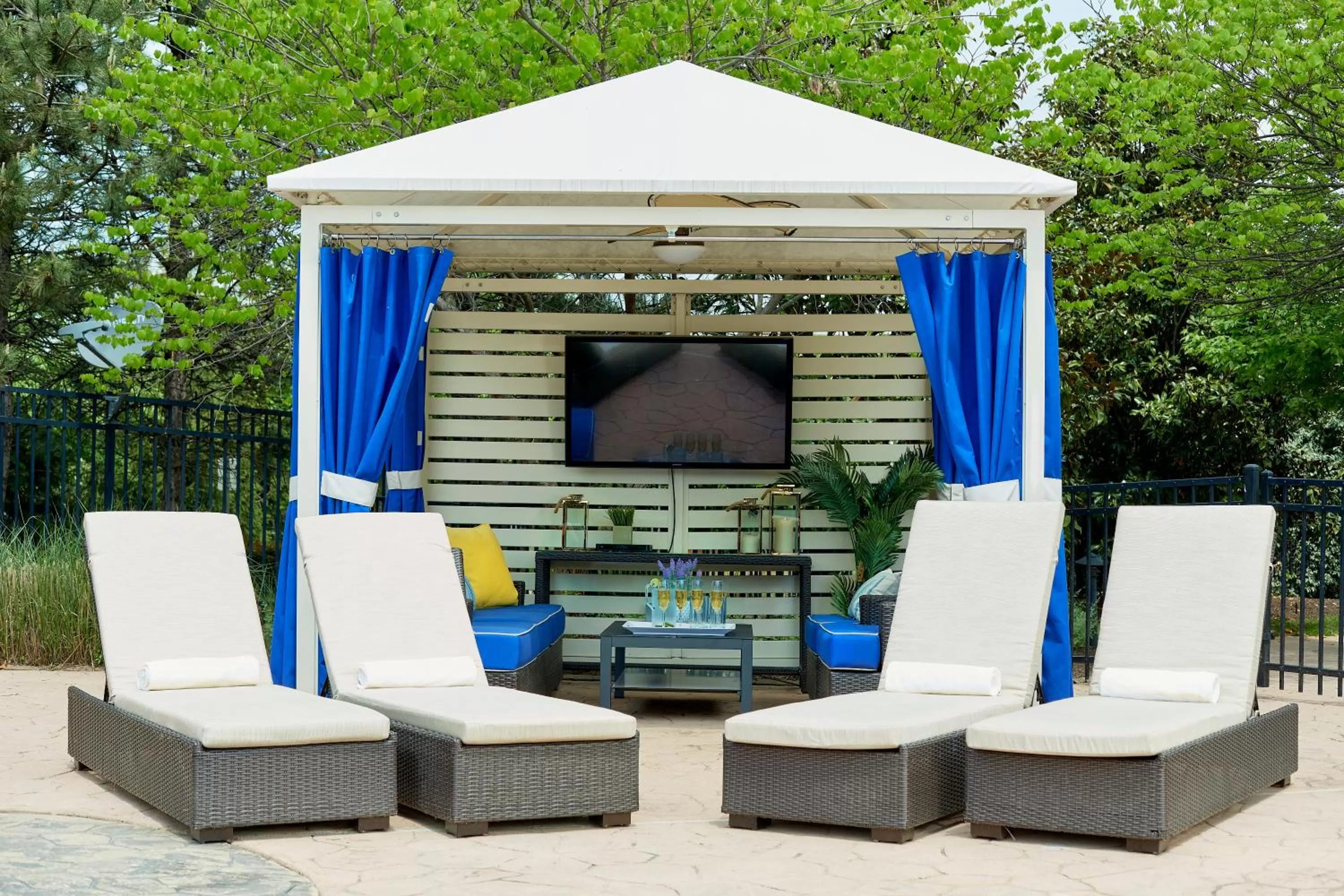 Swimming pool in Lansdowne Resort and Spa