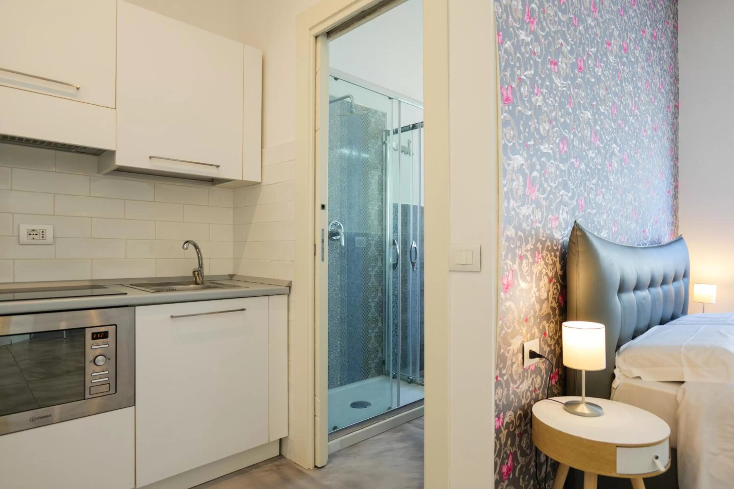 Bed, Kitchen/Kitchenette in Relais Vittorio Veneto - Luxotel & Apartotel