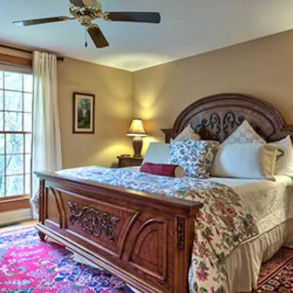 Bed in Cedar Crest Inn