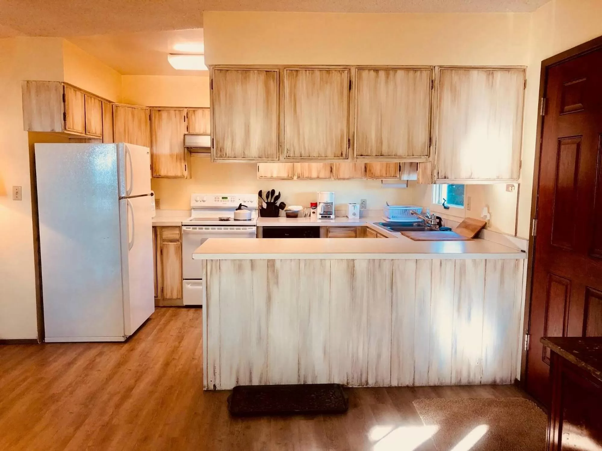 Kitchen/Kitchenette in Driftwood Inn