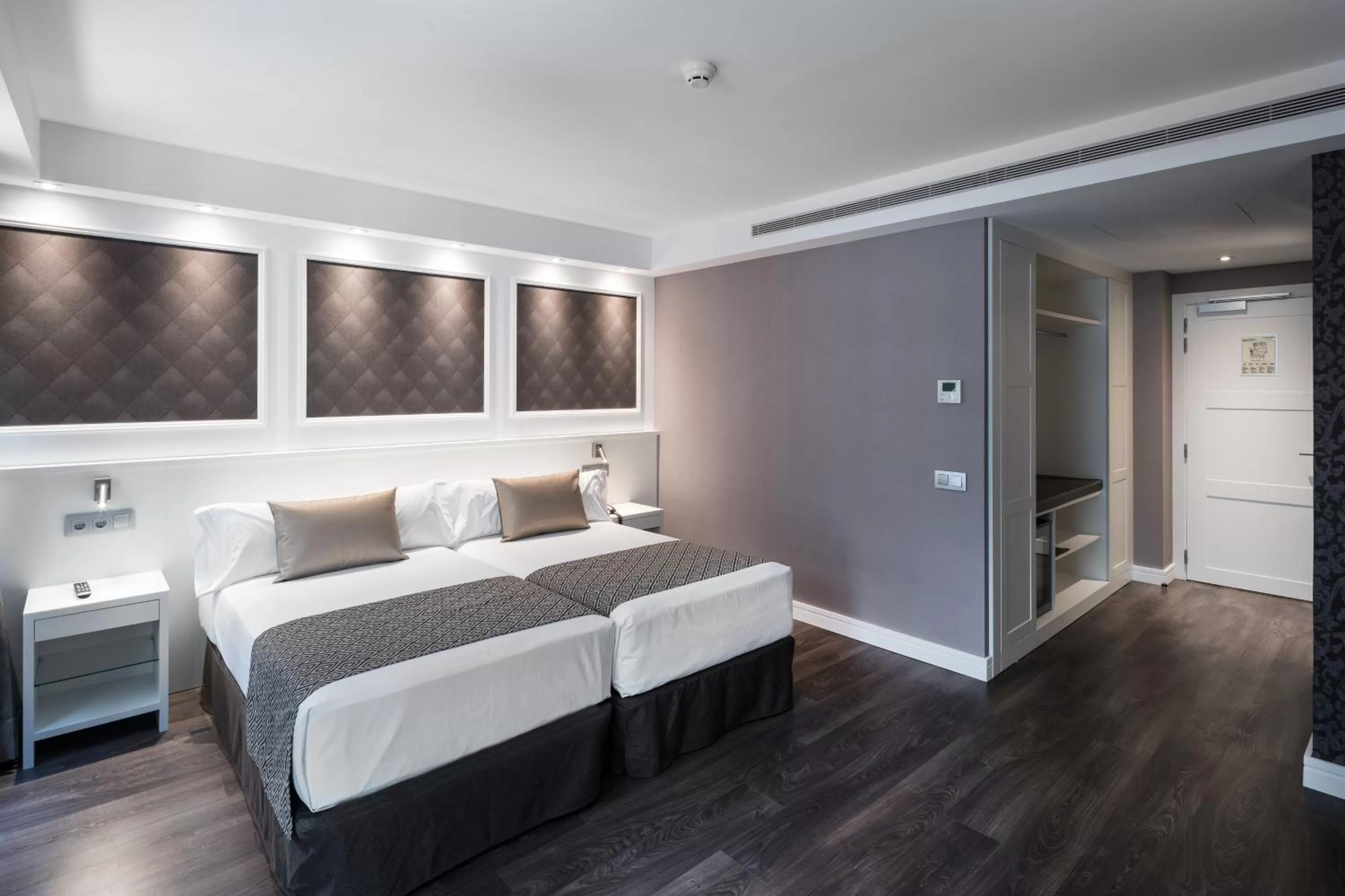 Photo of the whole room, Bed in Catalonia Magdalenes