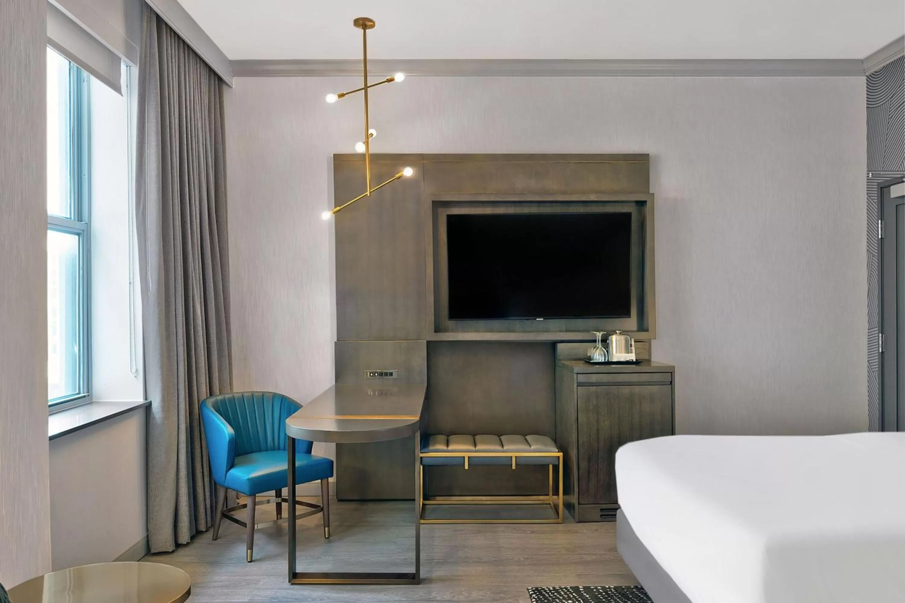 Photo of the whole room, Bed in Le Méridien St. Louis Downtown