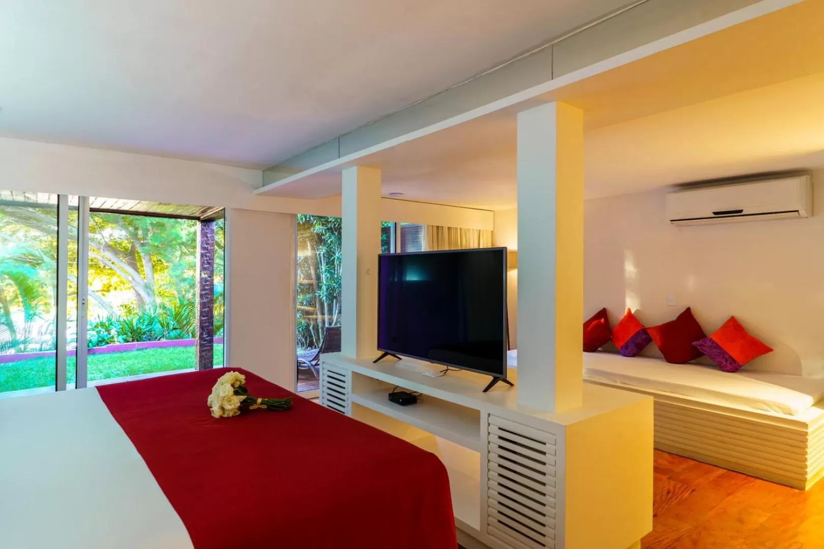 Communal lounge/ TV room in Insólito Boutique Hotel & Spa