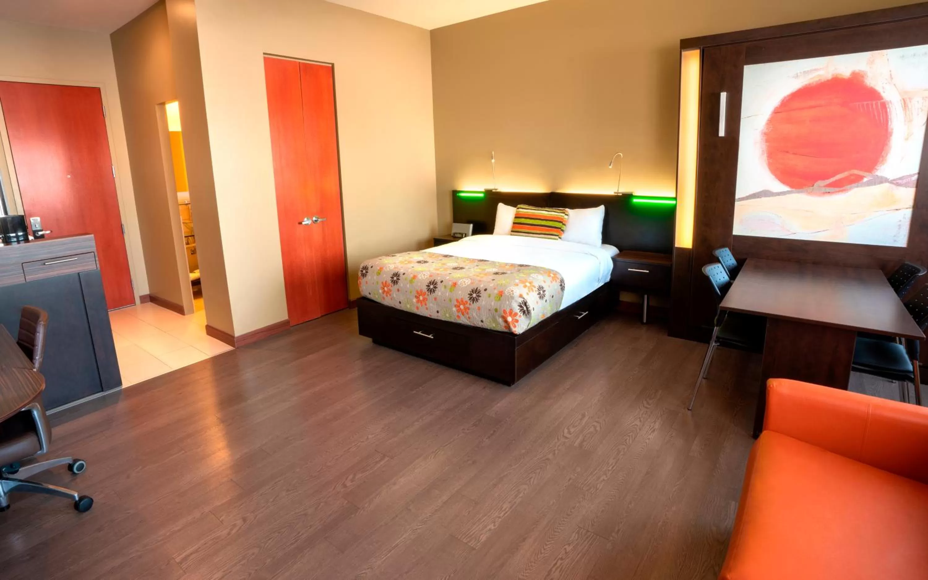 Studio Loft 2 queen-size beds & 1 sofa bed—Dining table in Hôtel Must Aéroport de Québec par JARO